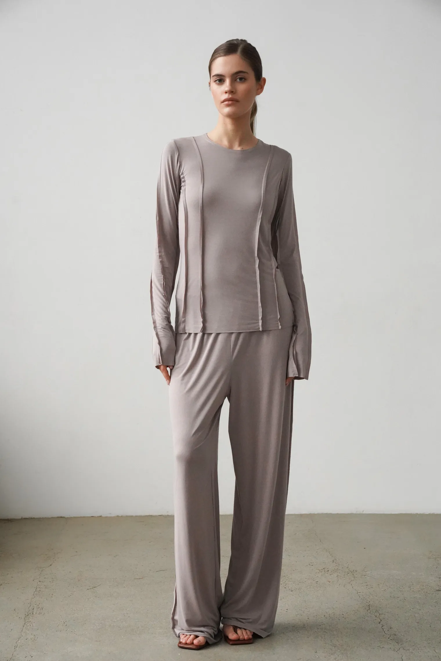 Брюки свободного кроя на резинке цвета капучино фото 5