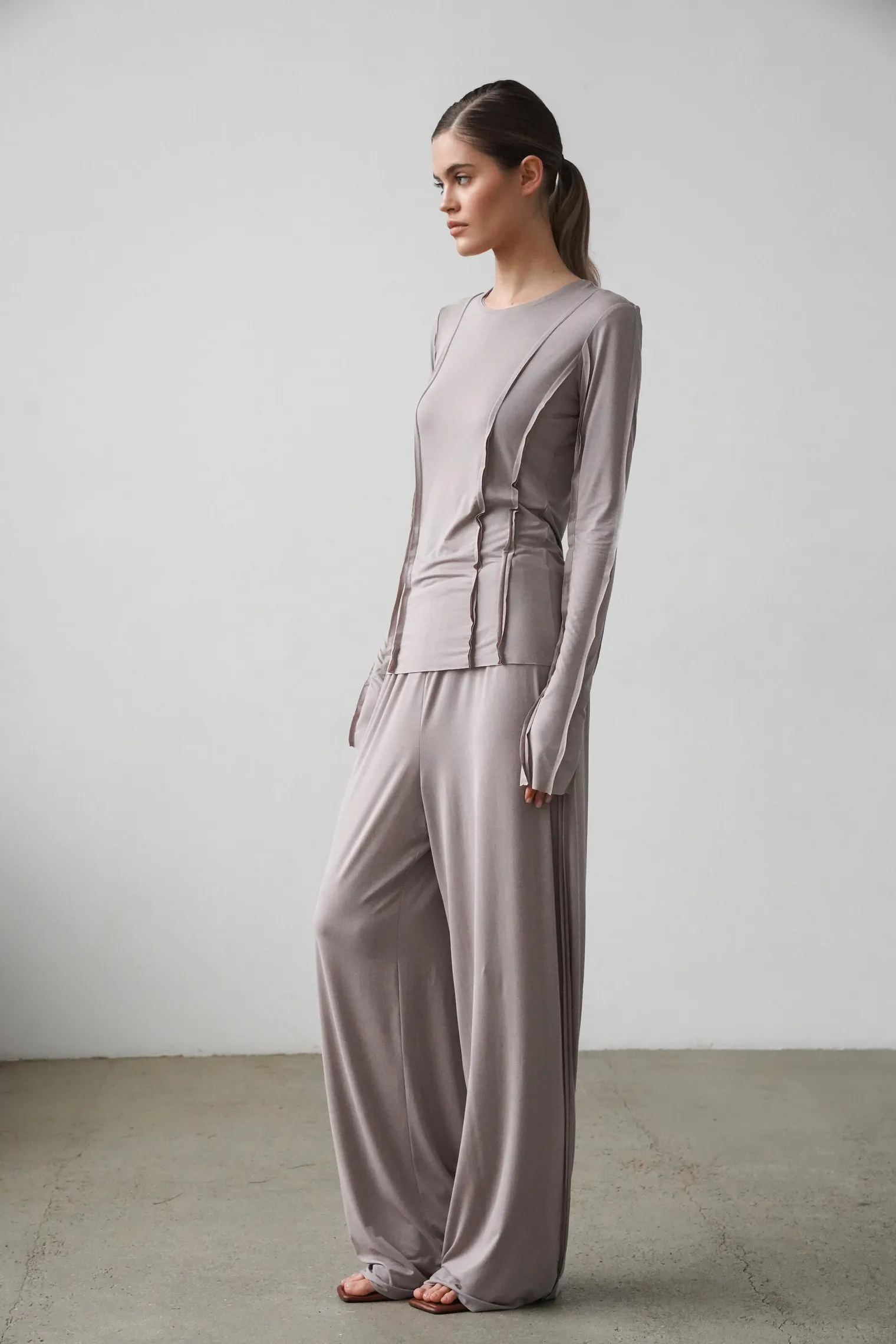 Брюки свободного кроя на резинке цвета капучино фото 7