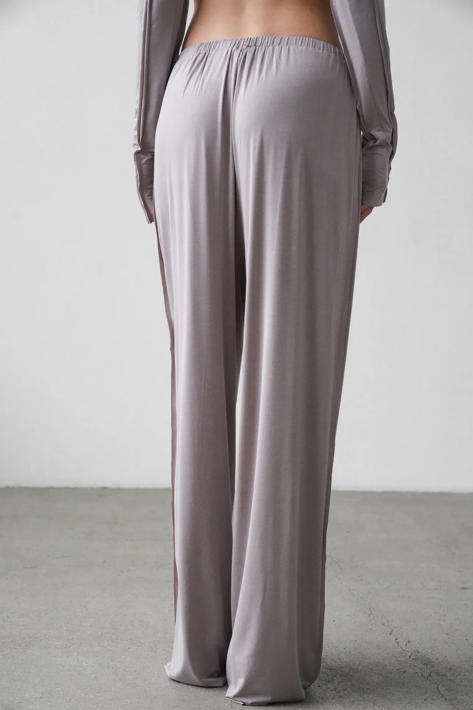 Брюки свободного кроя на резинке цвета капучино фото 4