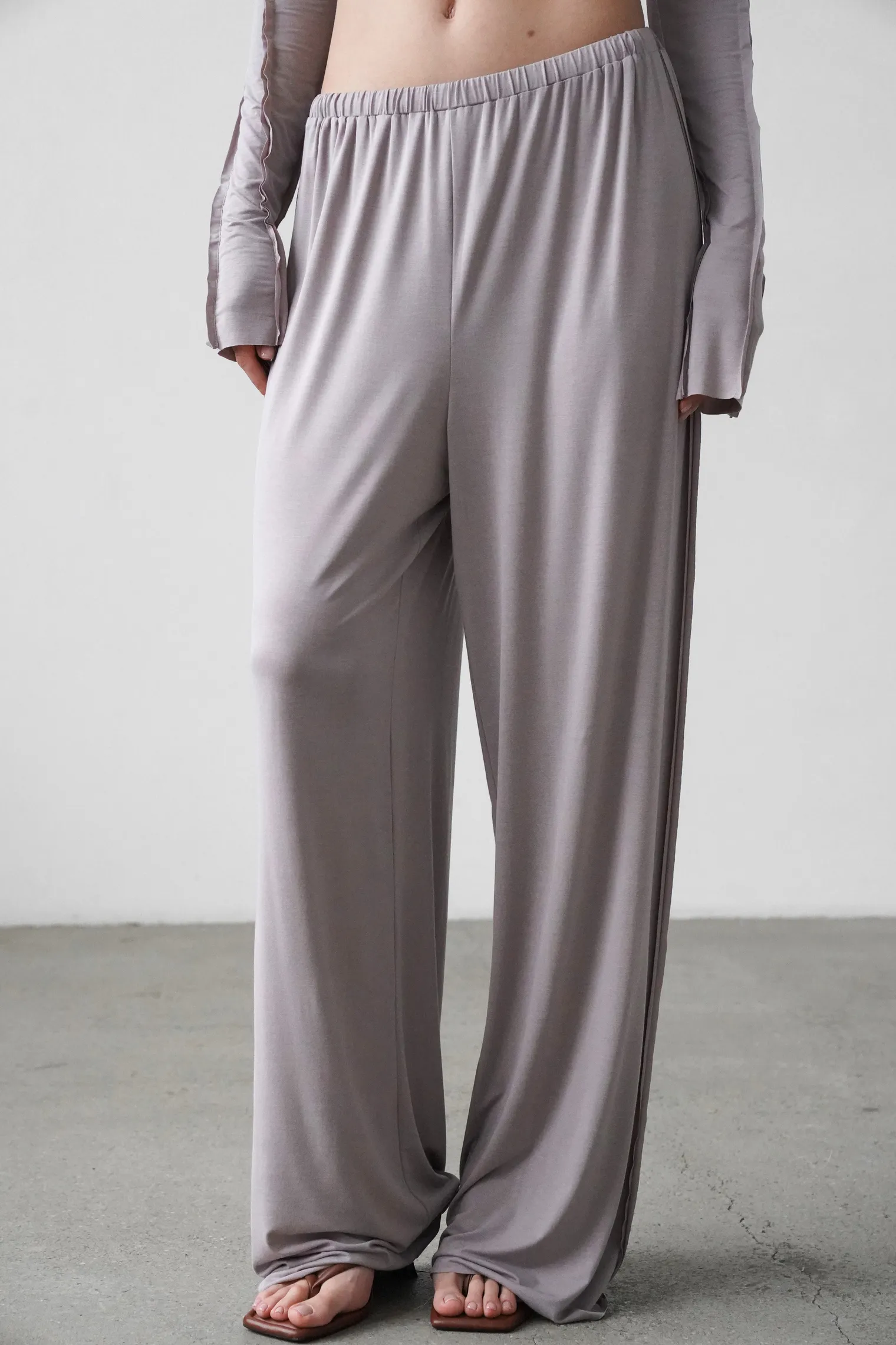 Брюки свободного кроя на резинке цвета капучино фото 6