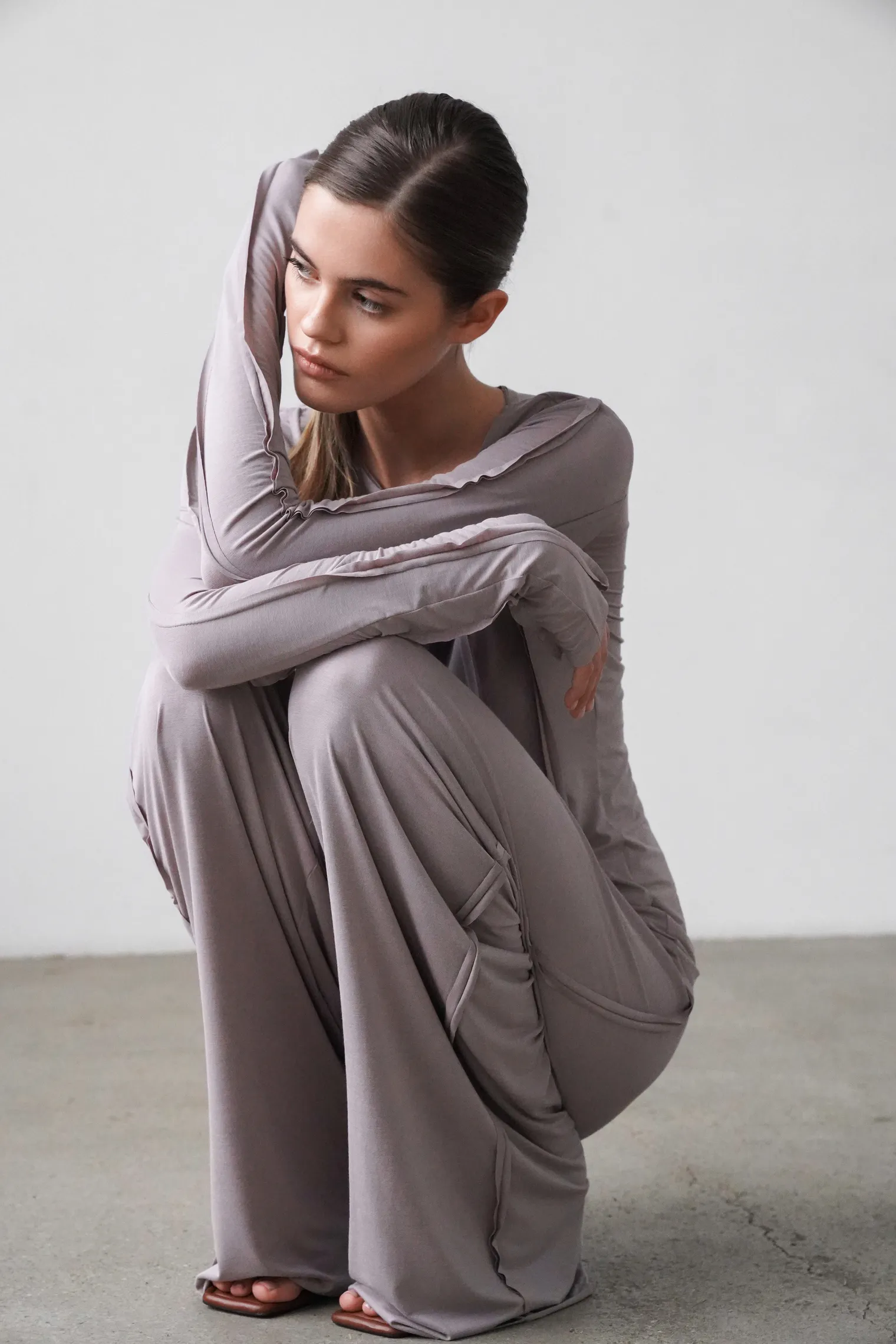 Брюки свободного кроя на резинке цвета капучино фото 1