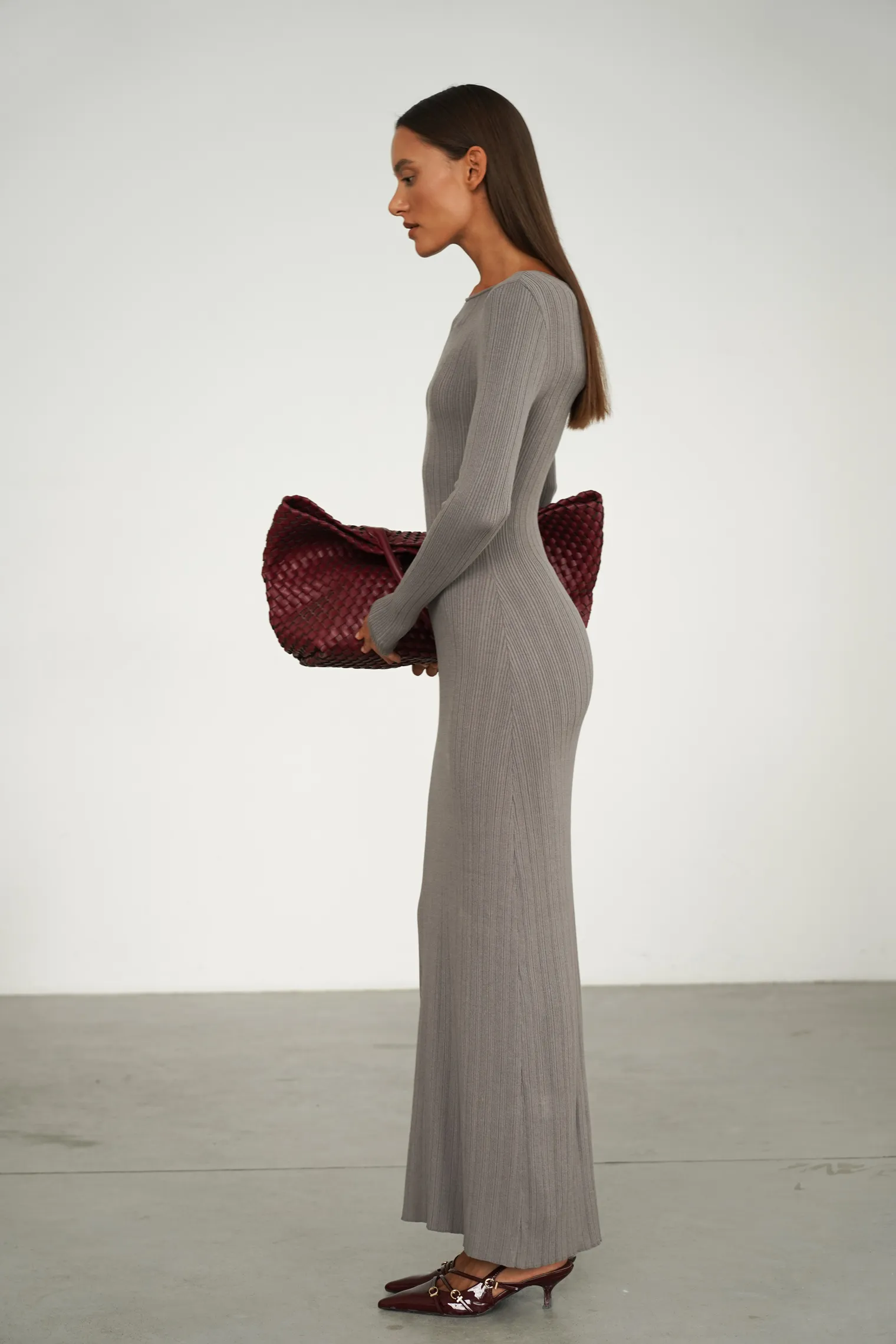 Платье макси мелкой вязки серого цвета фото 4