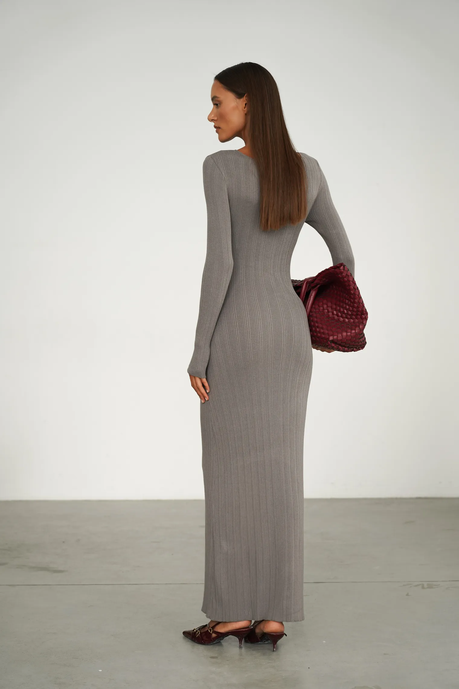 Платье макси мелкой вязки серого цвета фото 3