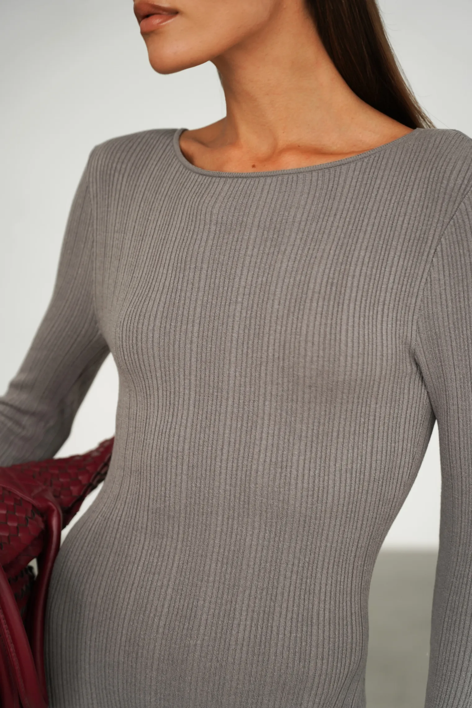 Платье макси мелкой вязки серого цвета фото 2