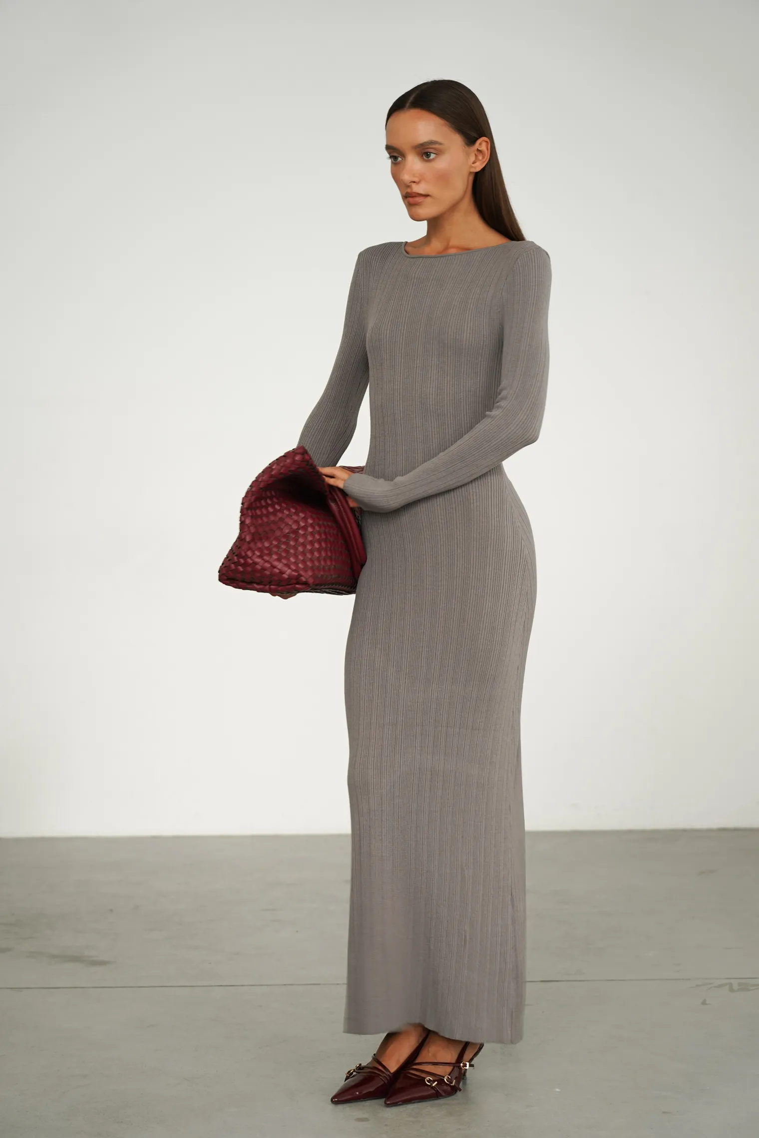 Платье макси мелкой вязки серого цвета фото 1