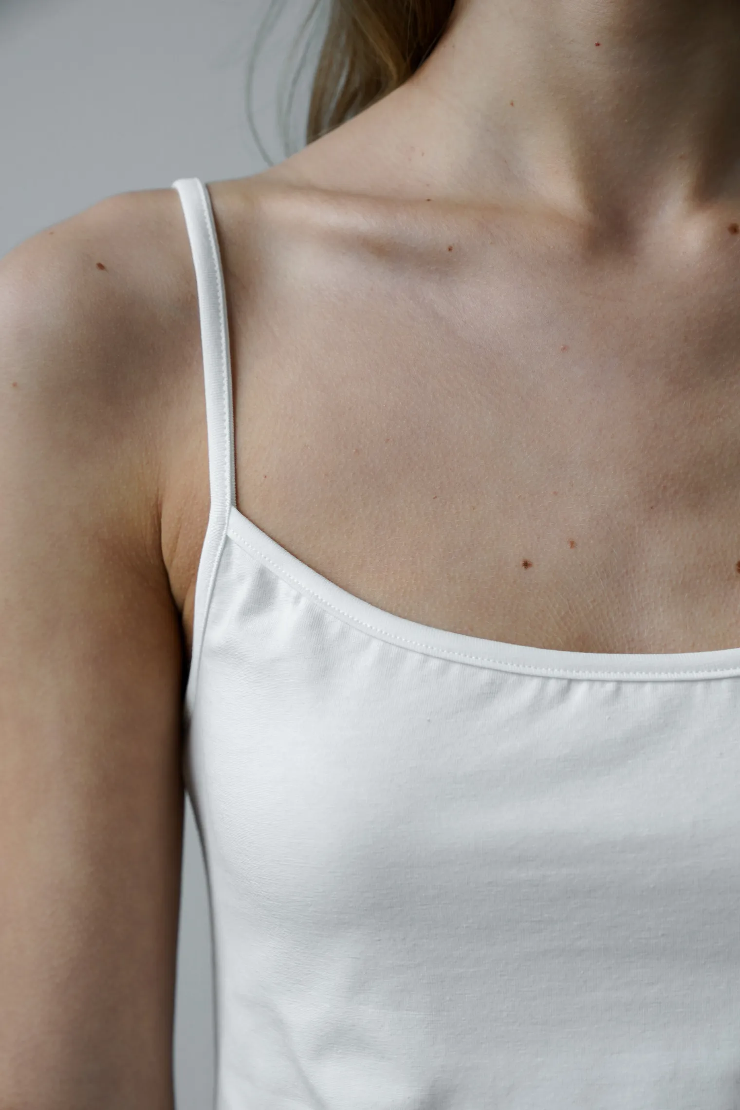 Платье мини на брителях цвета тофу фото 6