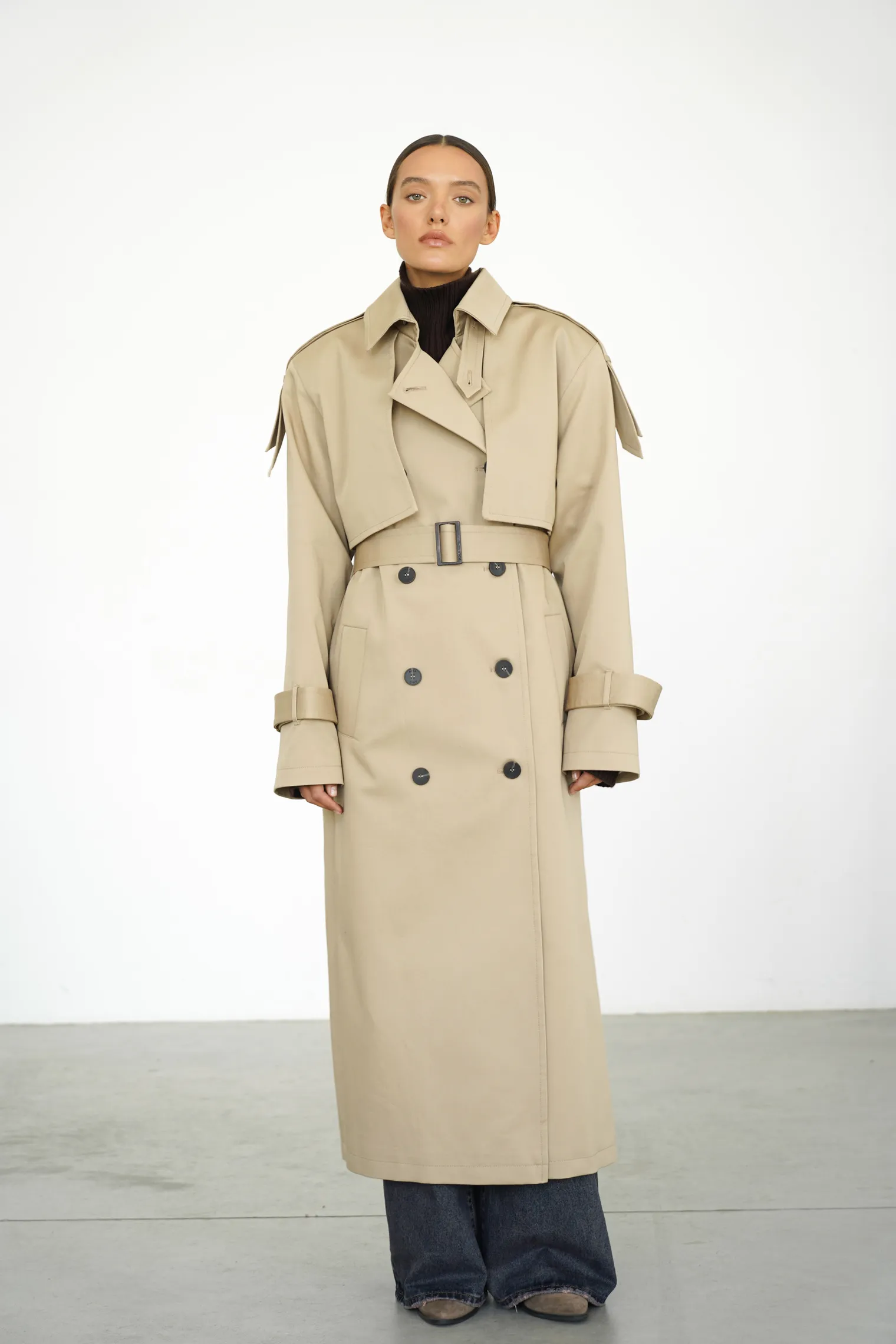 Тренч двубортный с поясом бежевого цвета фото 3