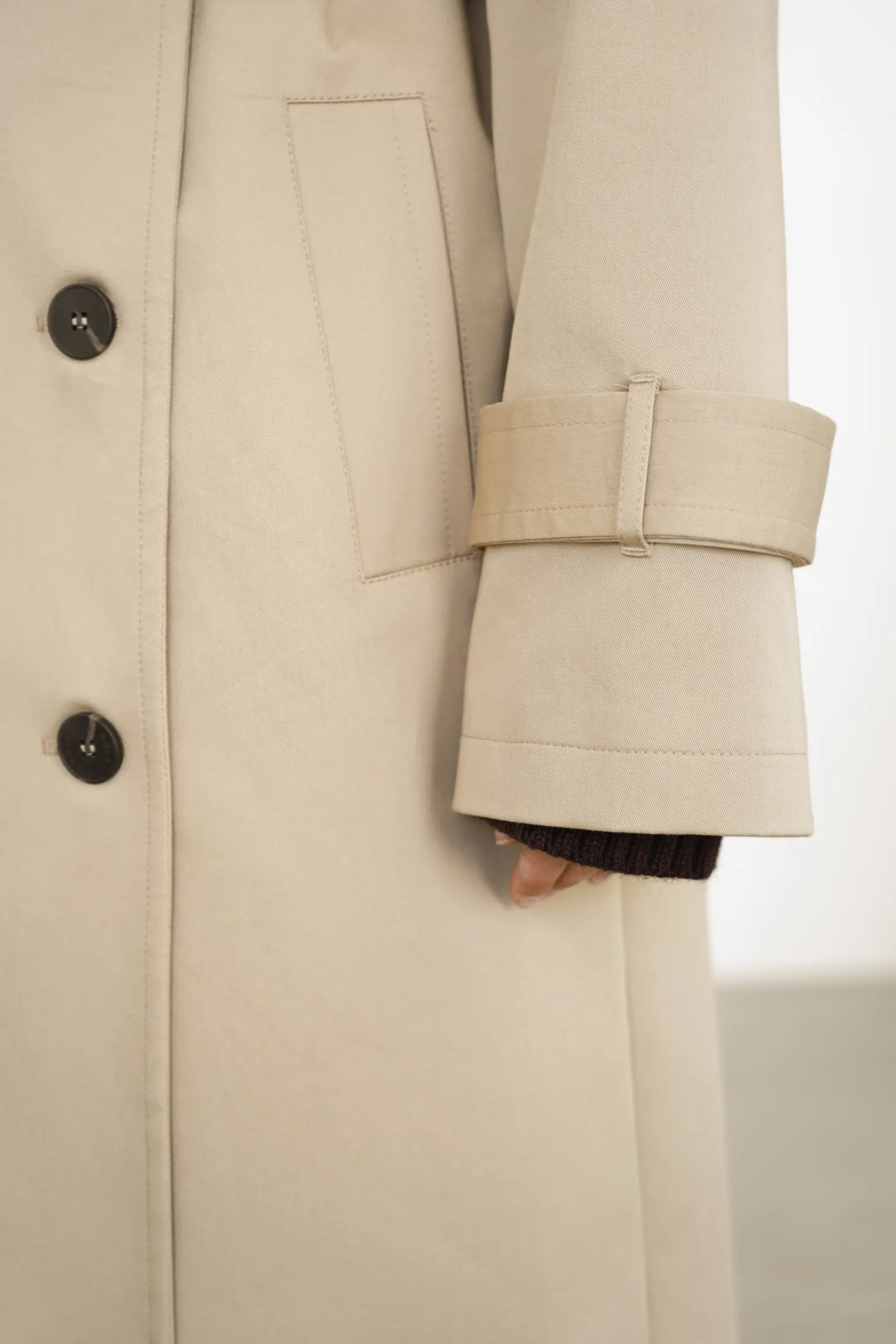 Тренч двубортный с поясом бежевого цвета фото 6