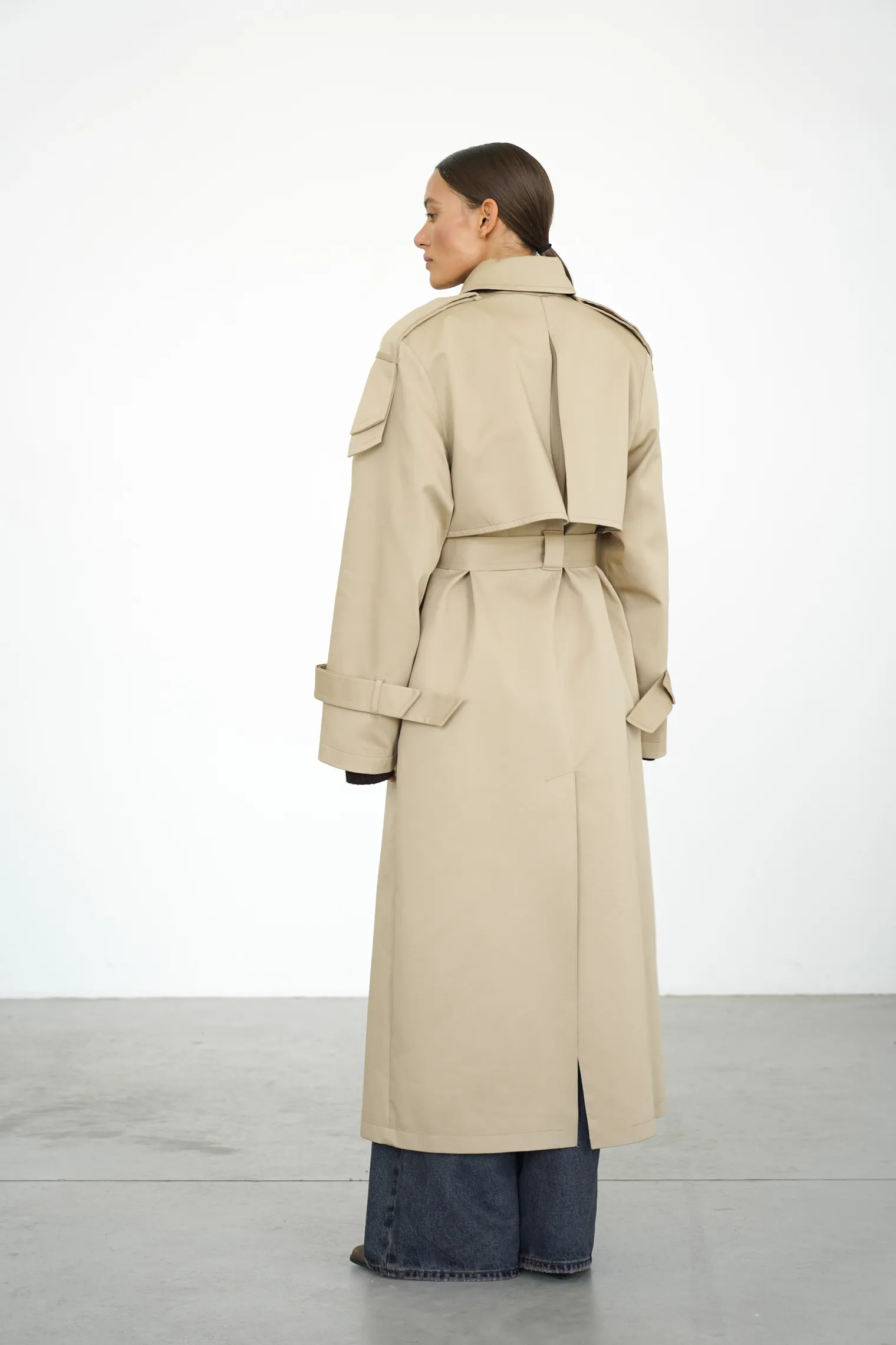 Тренч двубортный с поясом бежевого цвета фото 4