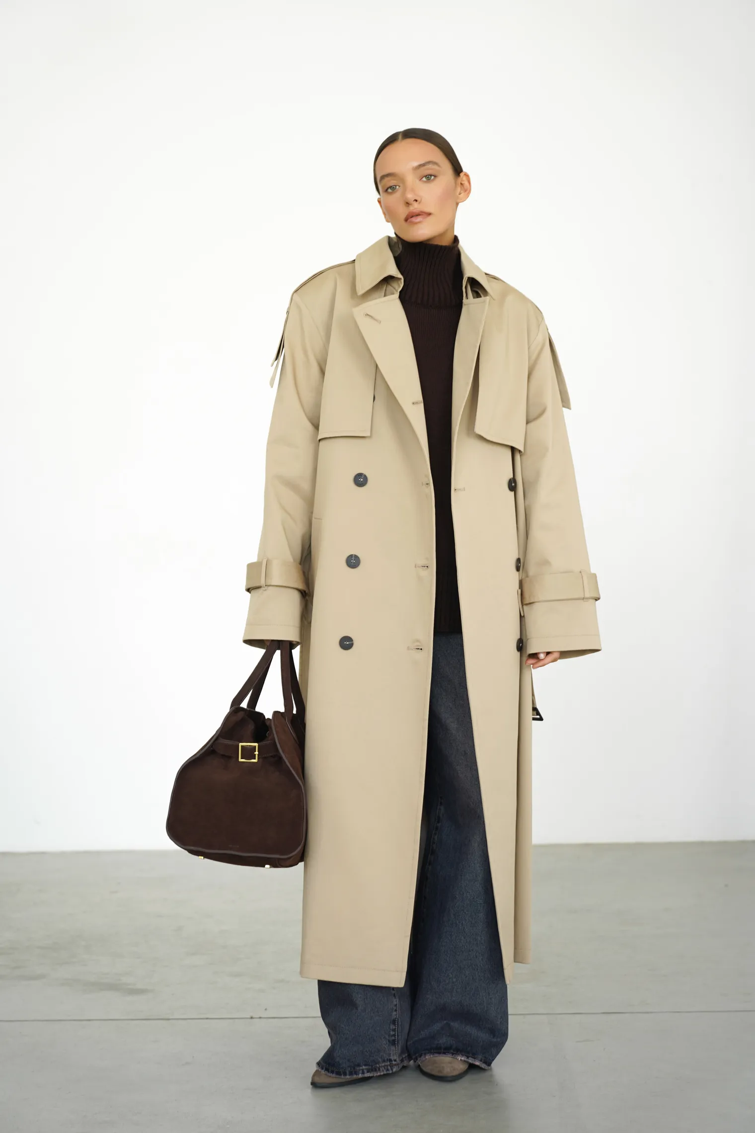 Тренч двубортный с поясом бежевого цвета фото 1