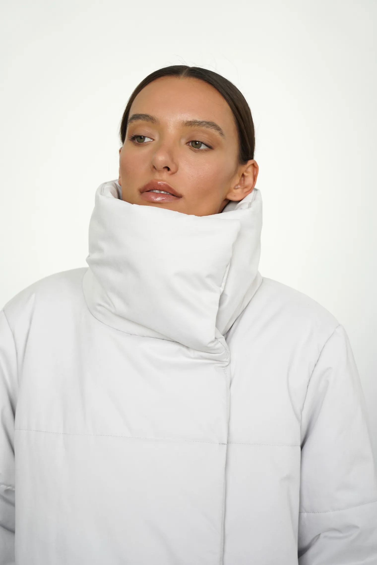 Куртка утепленная пепельного цвета фото 2