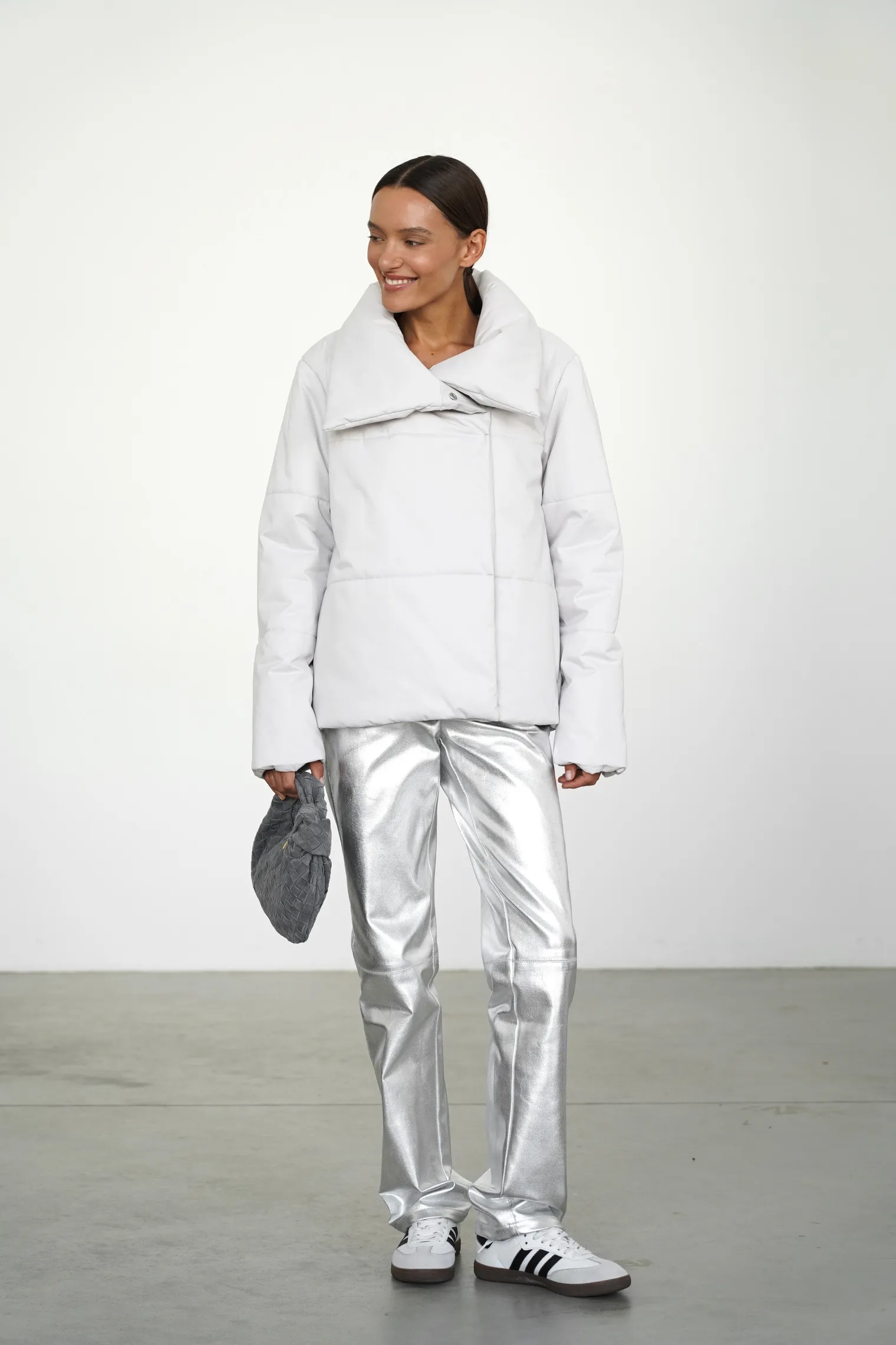 Куртка утепленная пепельного цвета фото 3