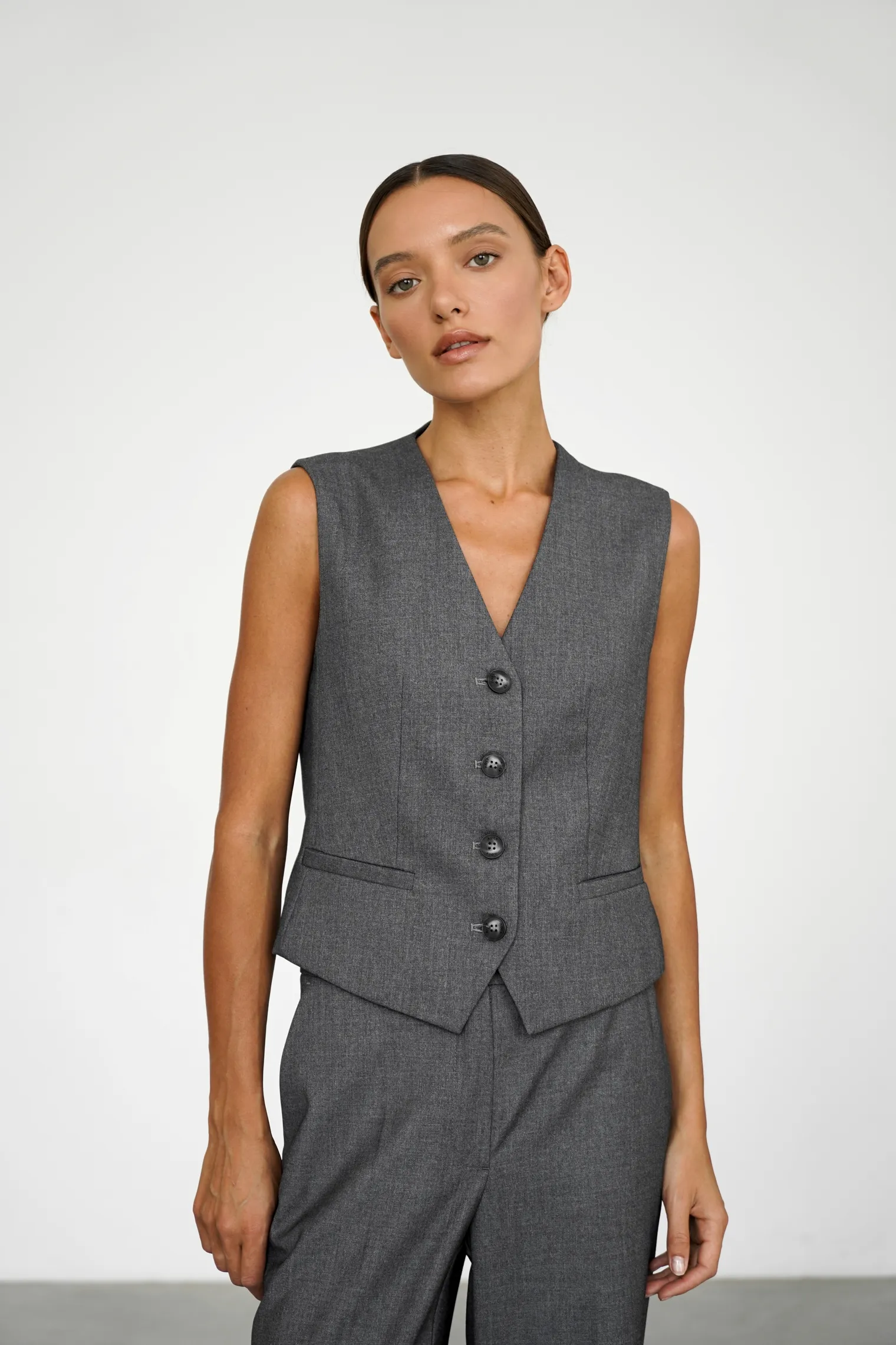 Однобортный жилет с пуговицами графитового цвета фото 1