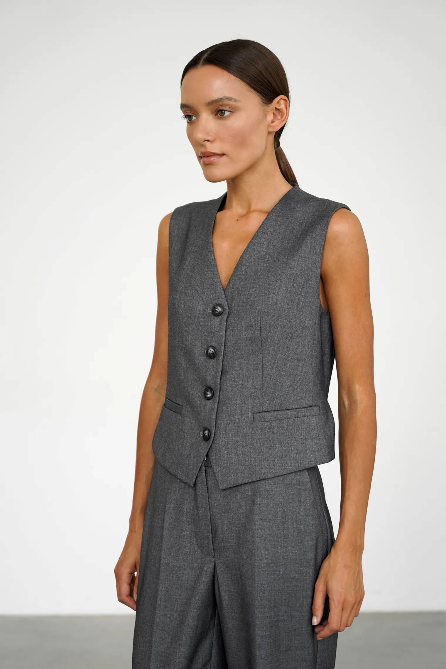 Однобортный жилет с пуговицами графитового цвета фото 5