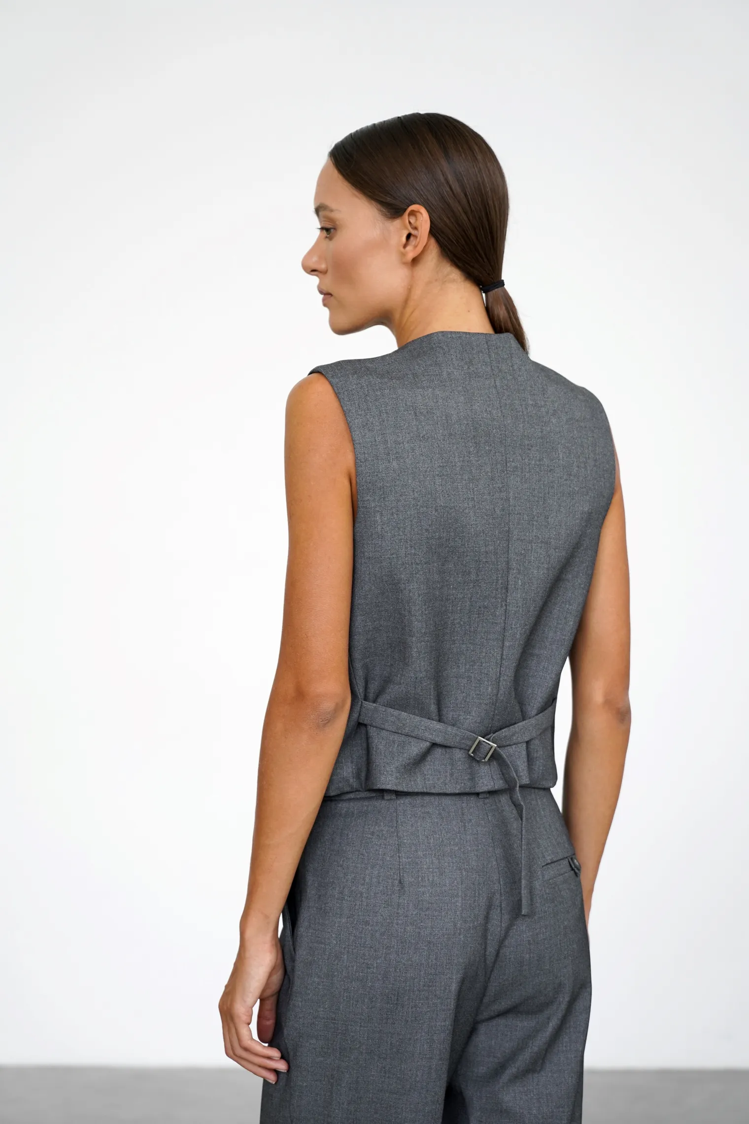 Однобортный жилет с пуговицами графитового цвета фото 3