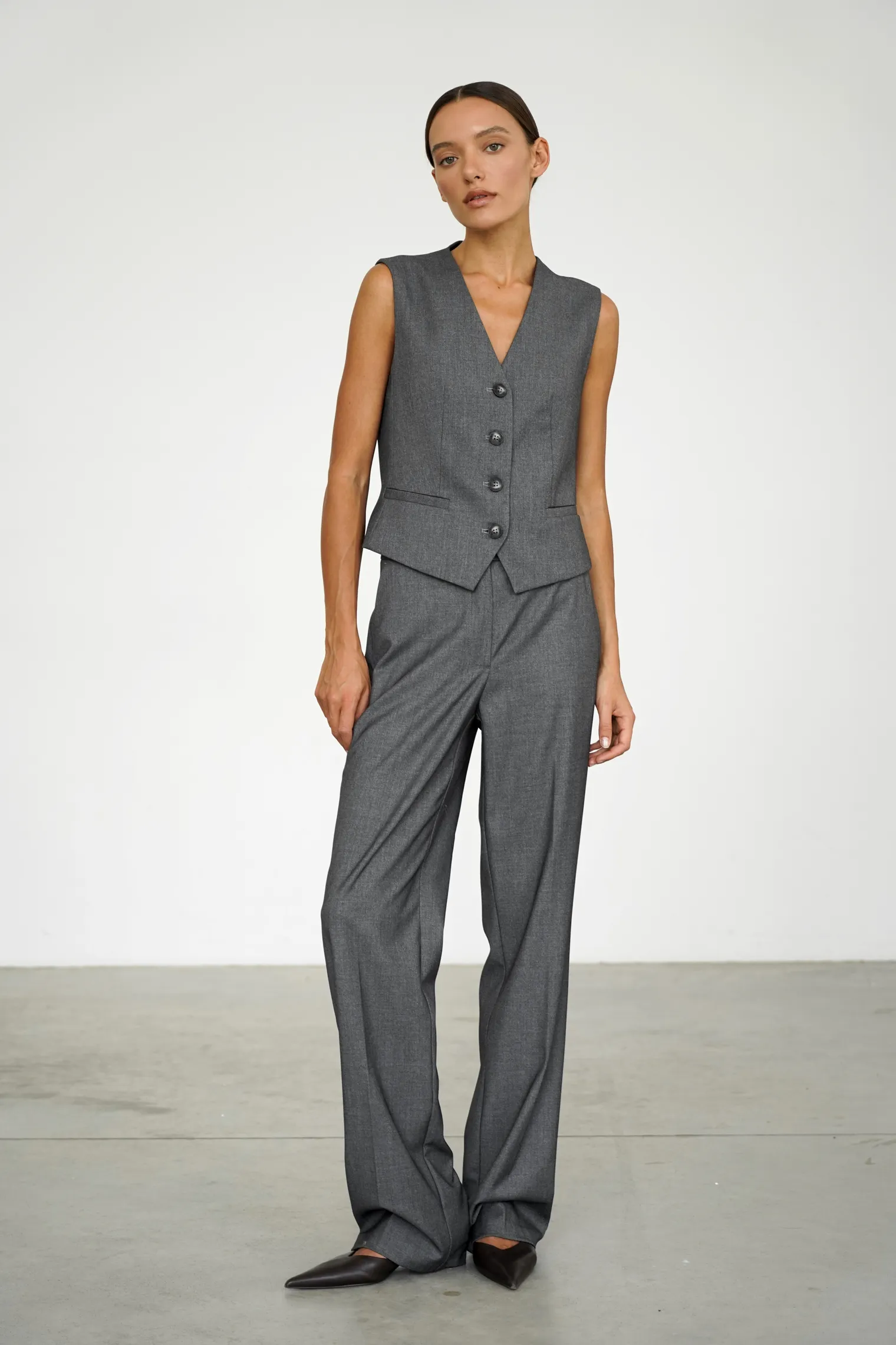 Однобортный жилет с пуговицами графитового цвета фото 2