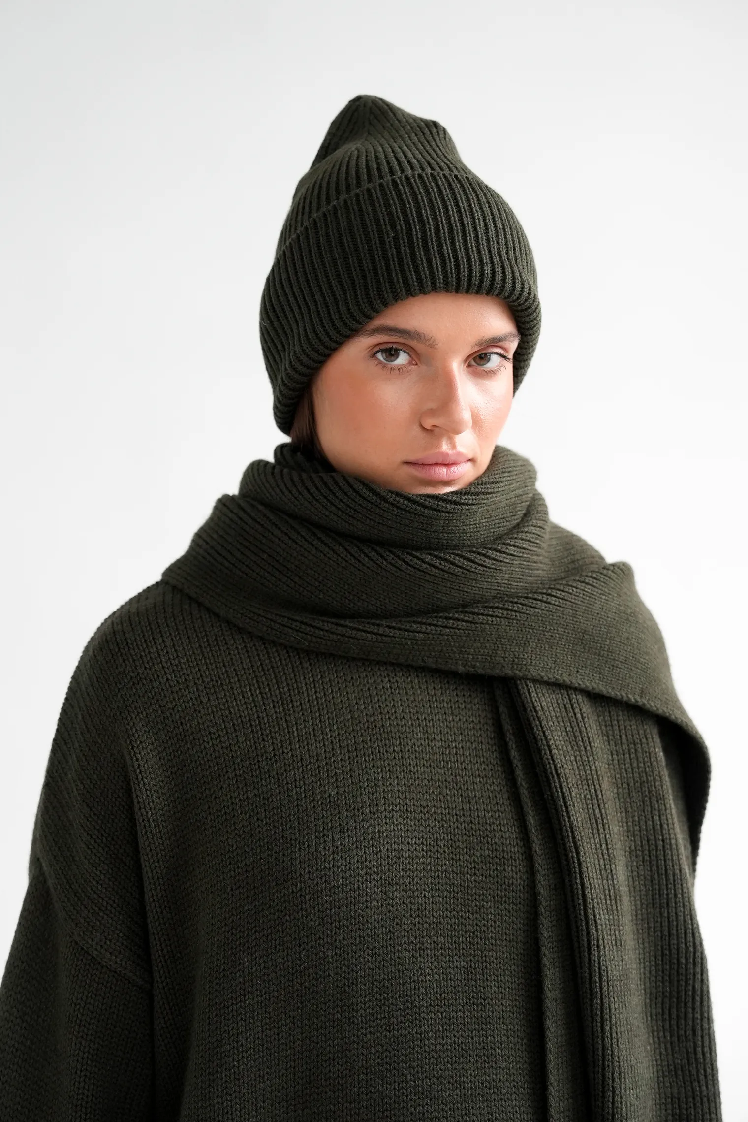 Шарф из шерсти мериноса цвета хаки фото 4