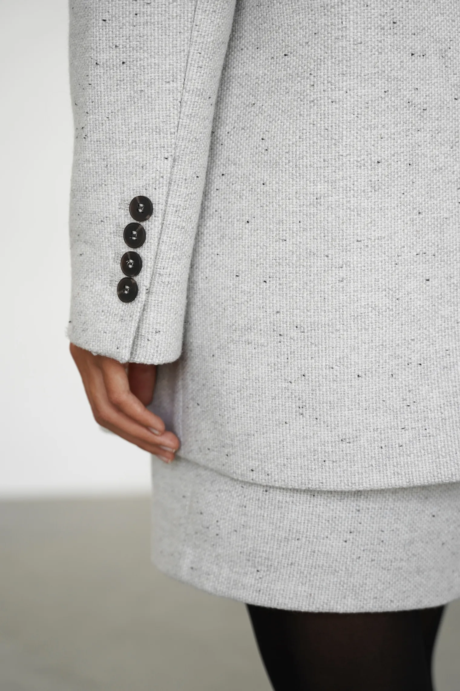 Двубортный жакет с карманами цвета серый меланж фото 7