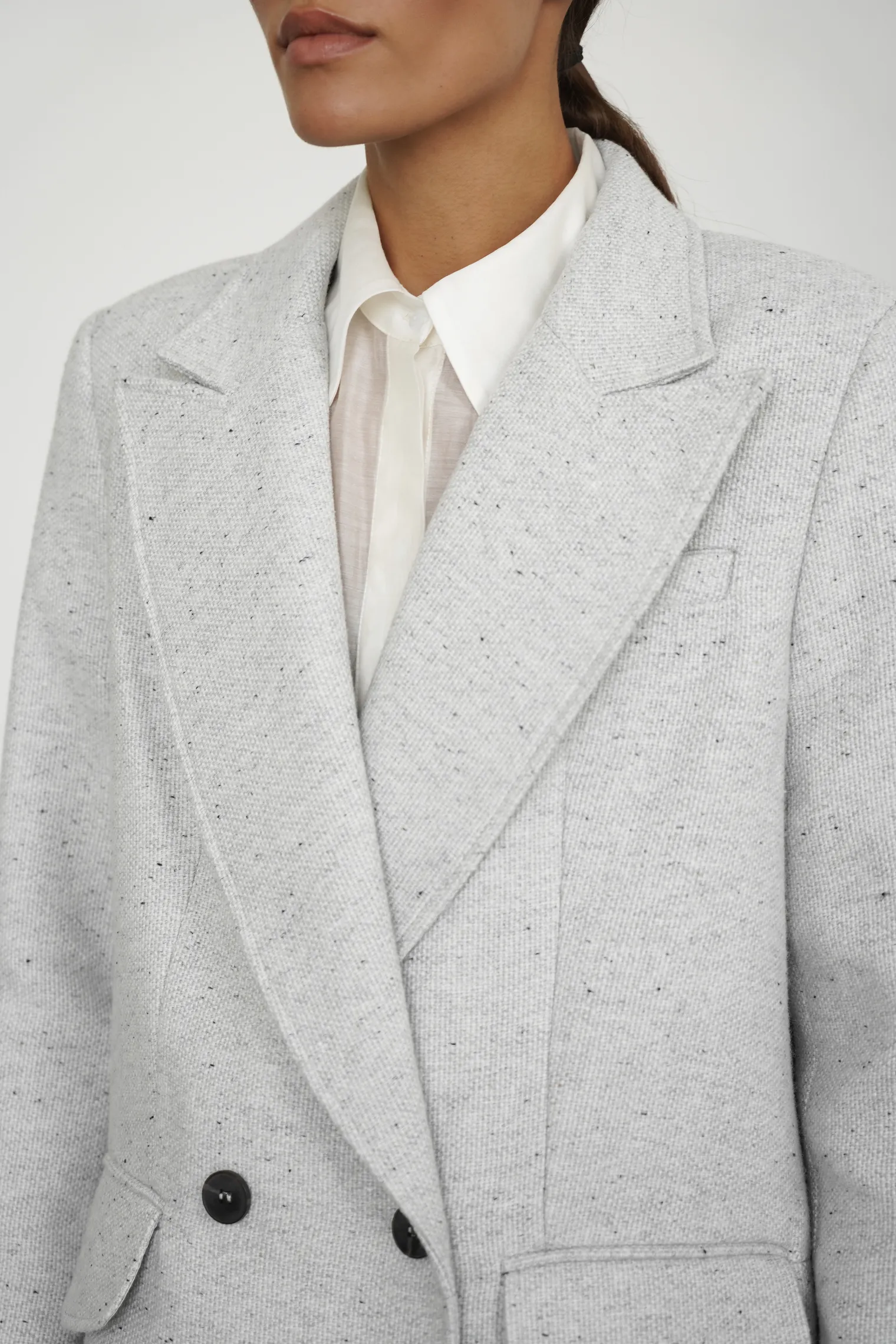 Двубортный жакет с карманами цвета серый меланж фото 2