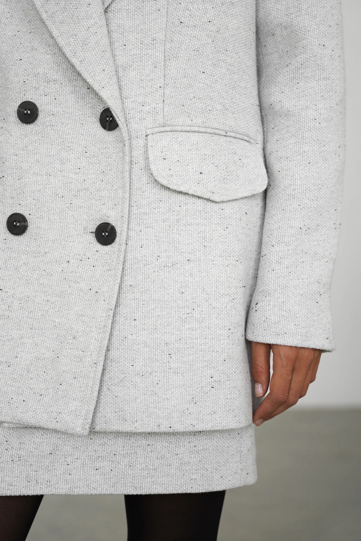 Двубортный жакет с карманами цвета серый меланж фото 5