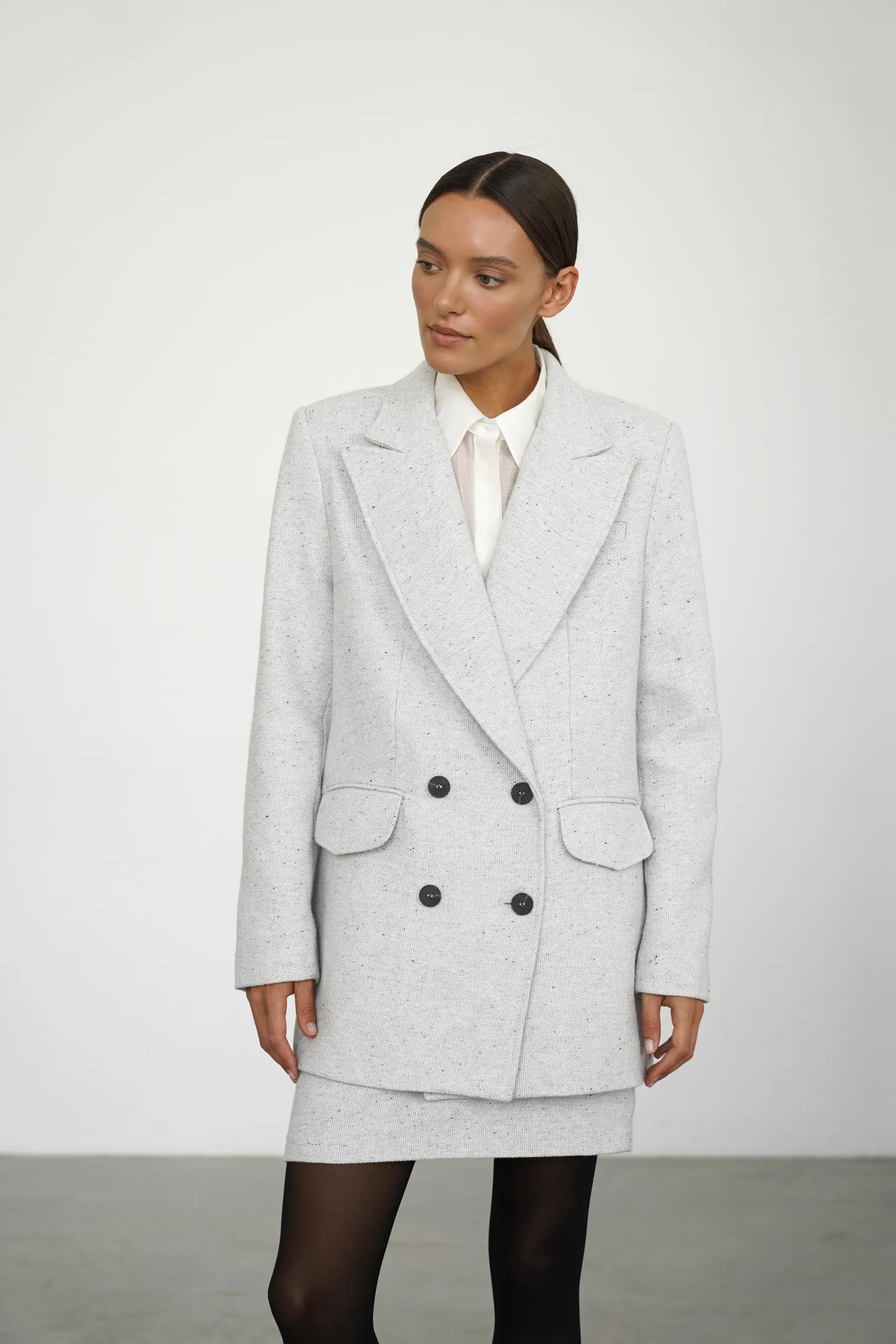 Двубортный жакет с карманами цвета серый меланж фото 8