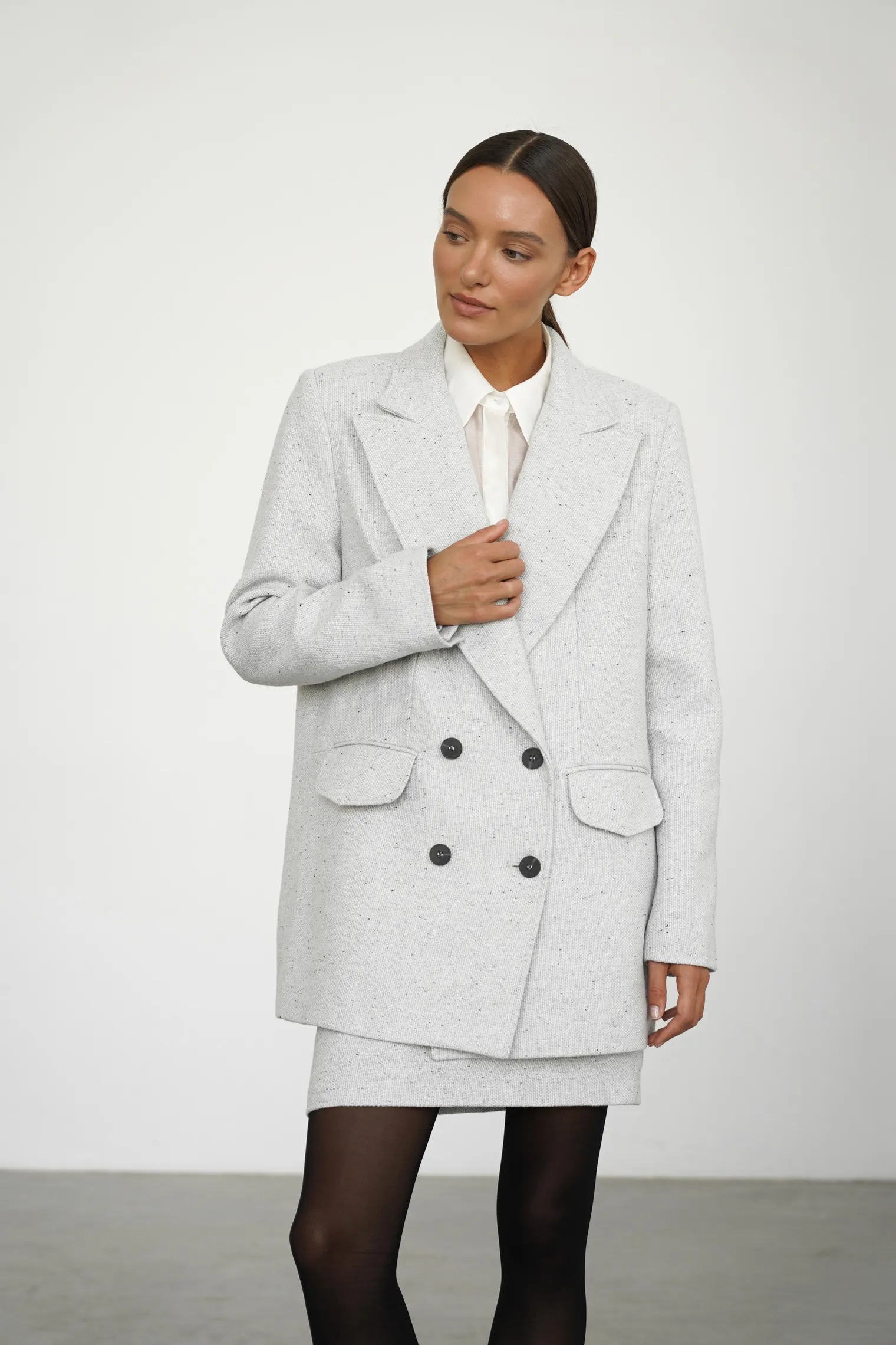 Двубортный жакет с карманами цвета серый меланж фото 3