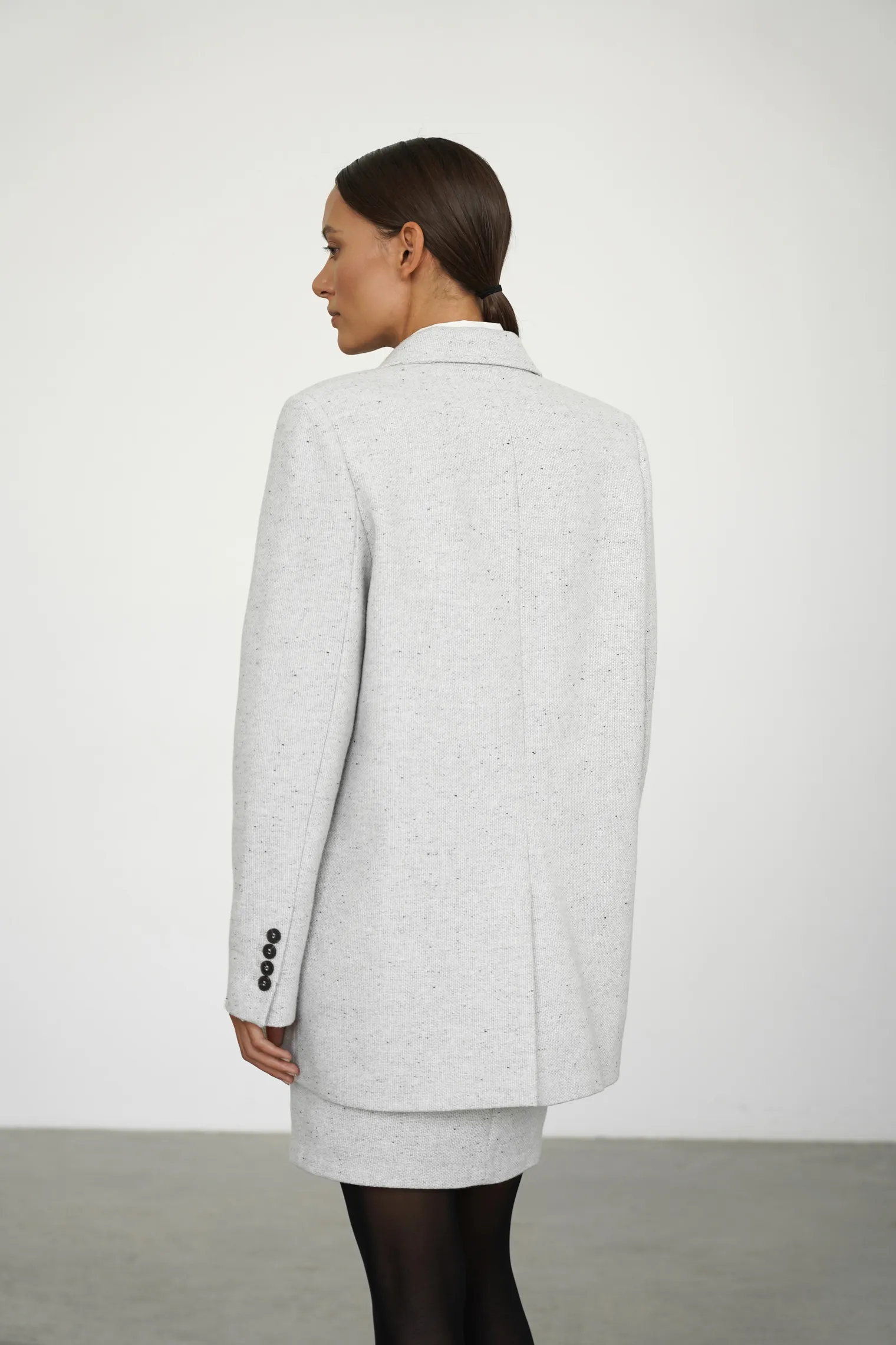 Двубортный жакет с карманами цвета серый меланж фото 4