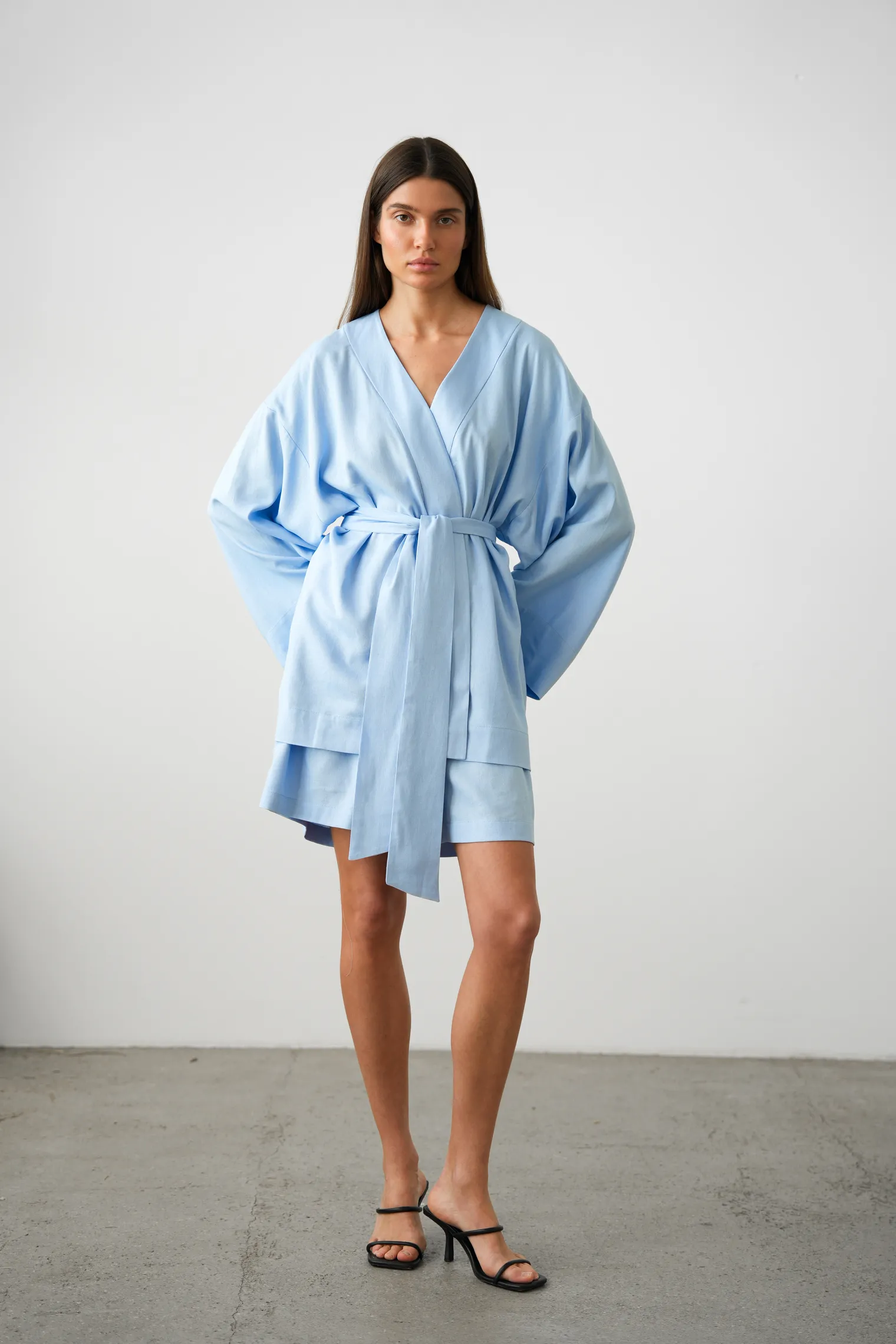 Кимоно с поясом голубого цвета фото 9