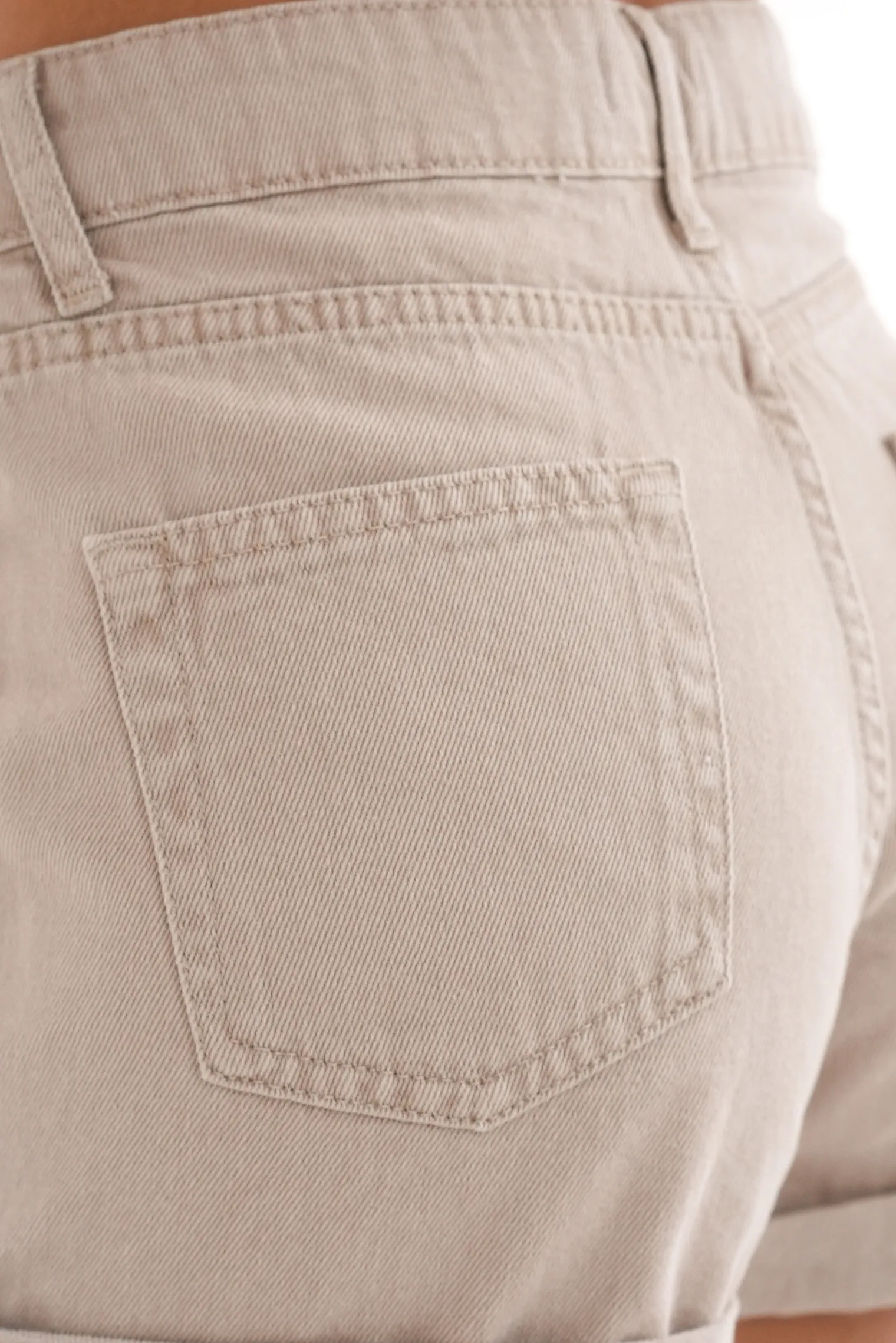 Шорты джинсовые с завышенной талией с подворотом бежевого цвета фото 6