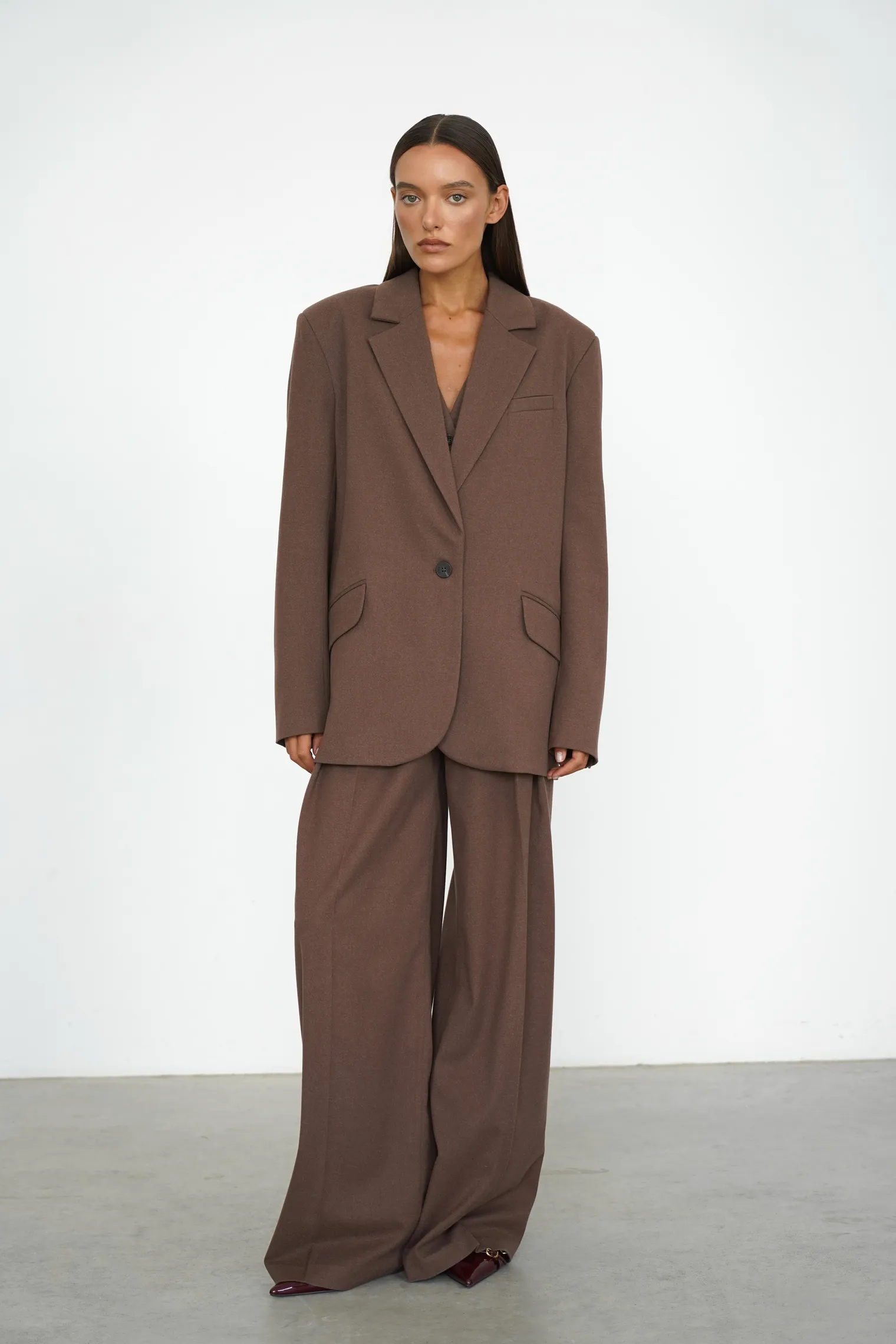 Брюки широкого кроя с завышенной талией со складками шоколадного цвета фото 7