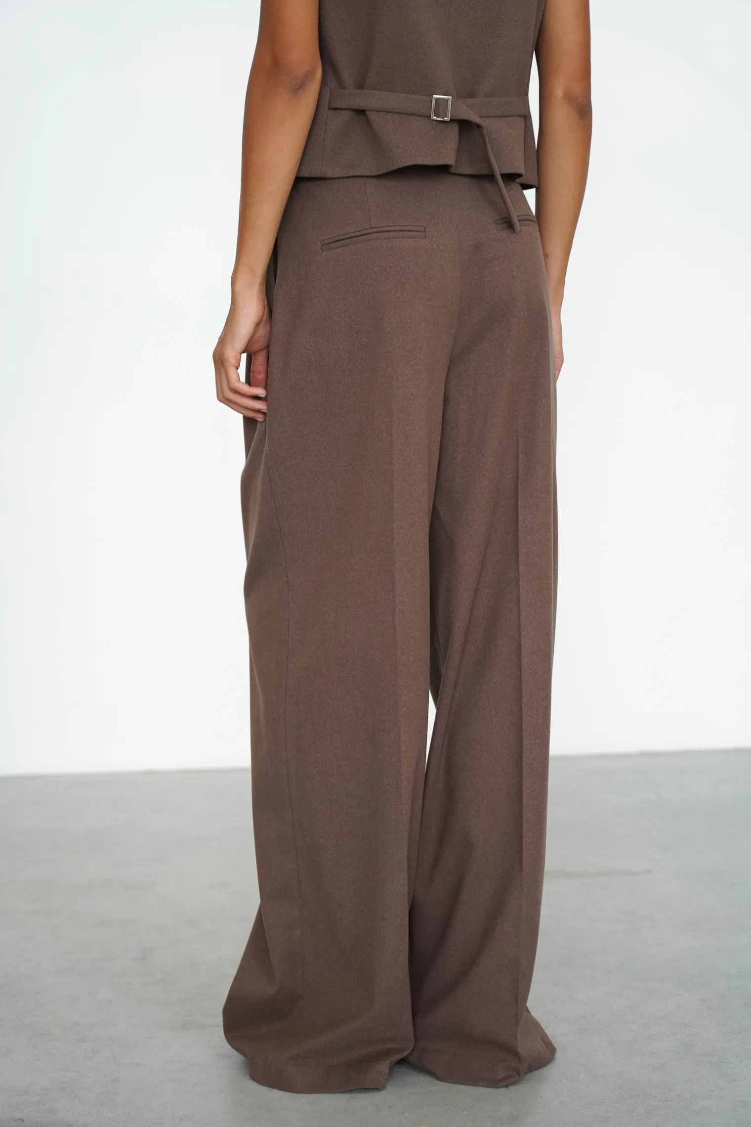 Брюки широкого кроя с завышенной талией со складками шоколадного цвета фото 4