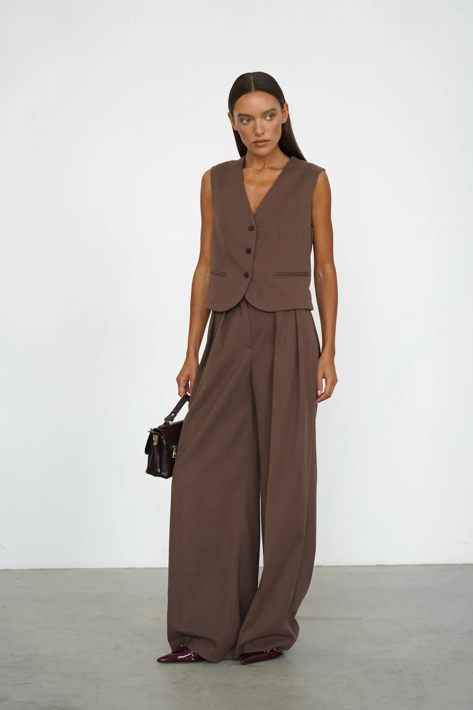 Брюки широкого кроя с завышенной талией со складками шоколадного цвета фото 1