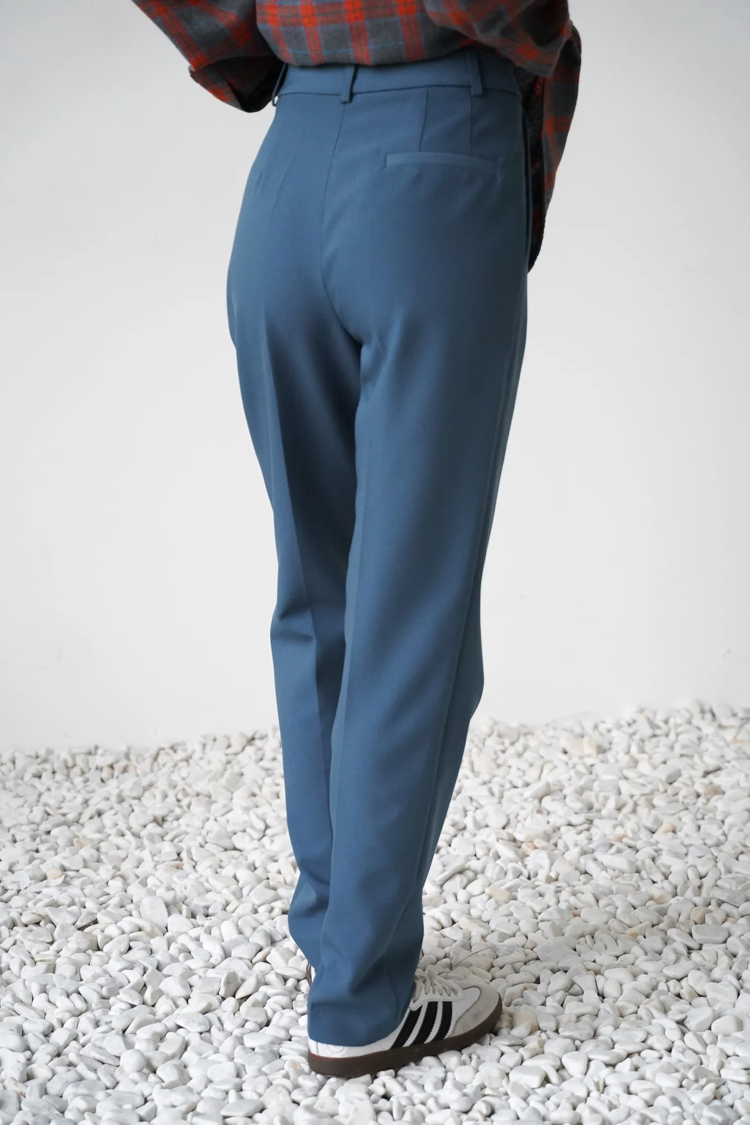 Брюки с завышенной талией цвета деним фото 4