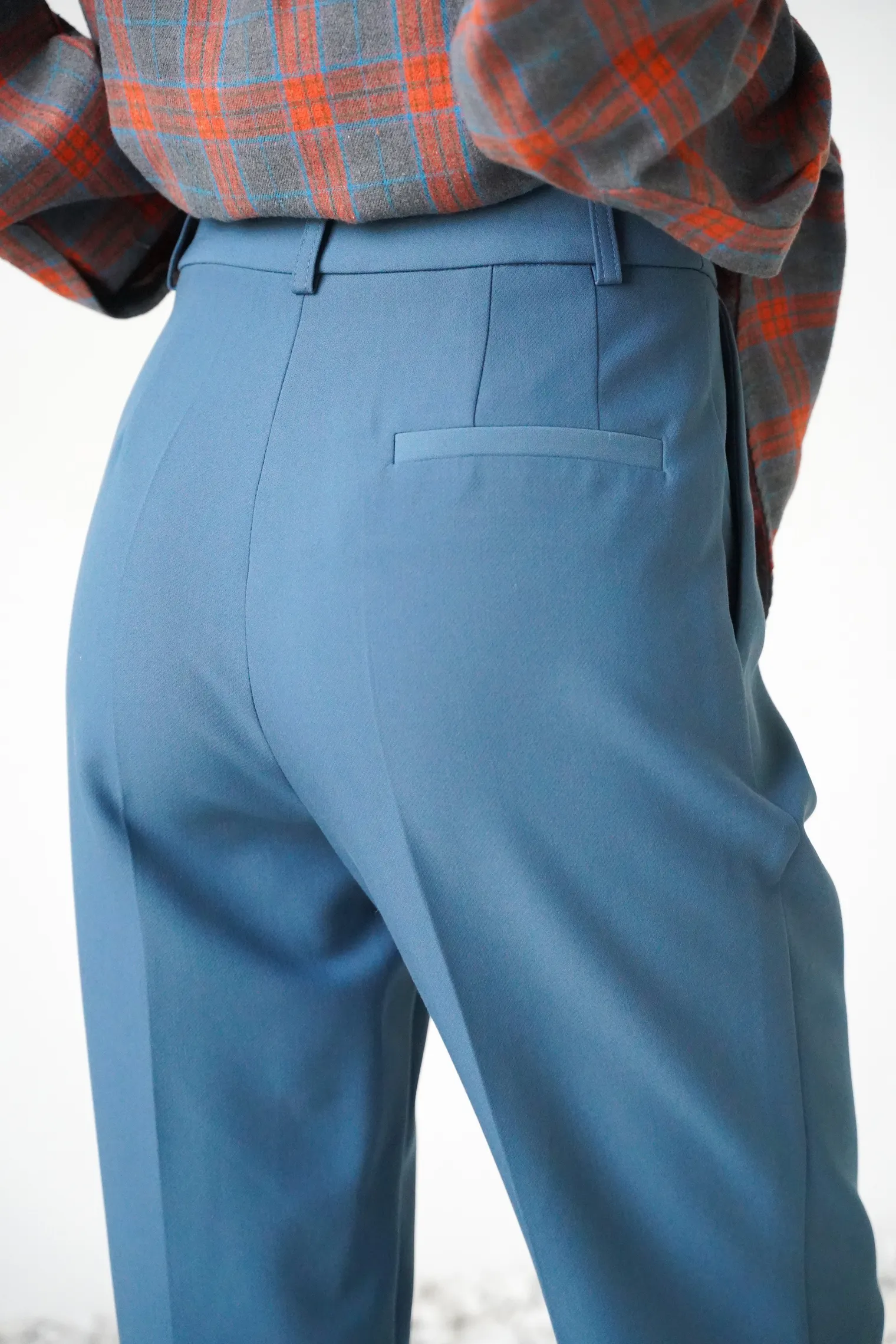 Брюки с завышенной талией цвета деним фото 6