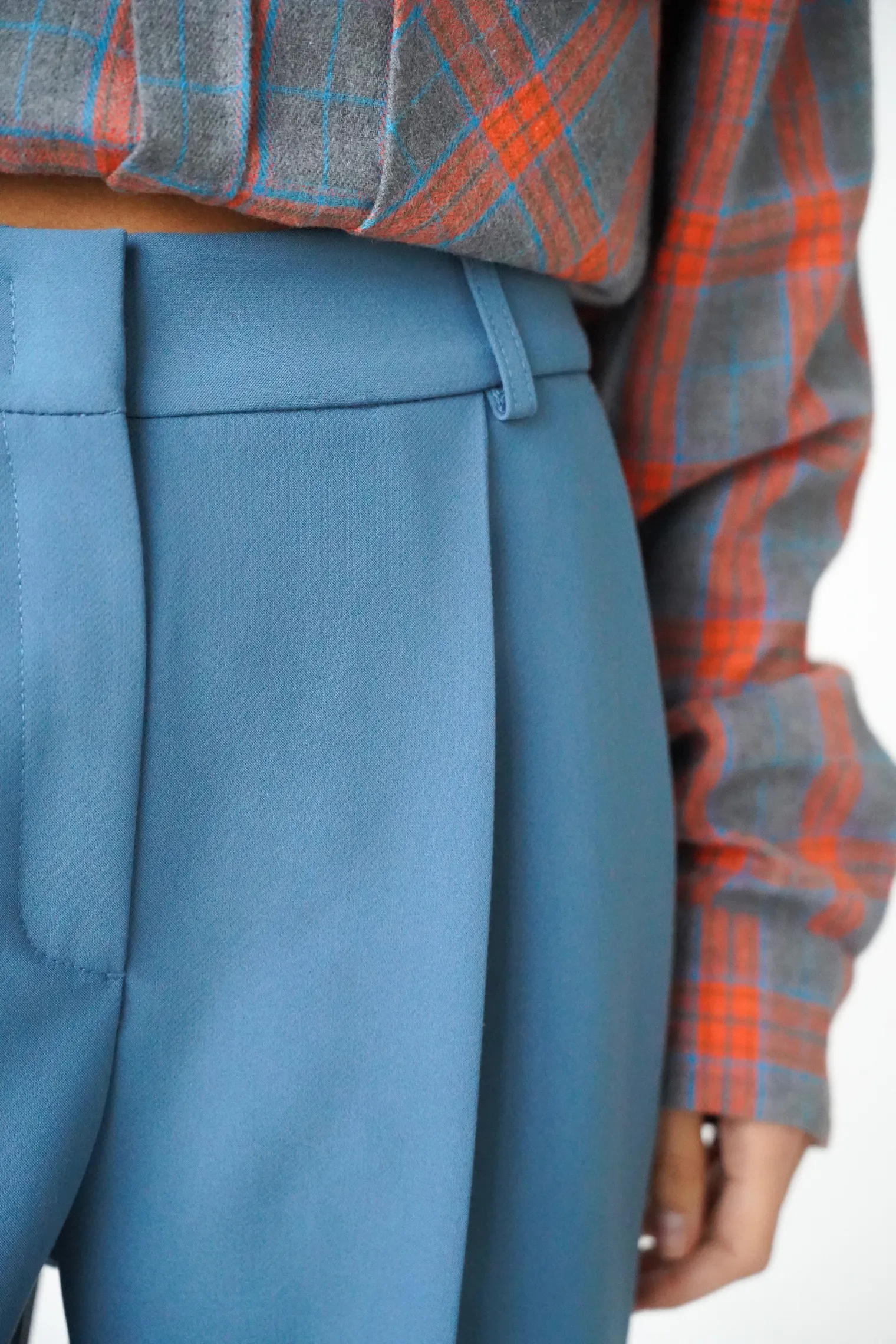 Брюки с завышенной талией цвета деним фото 2