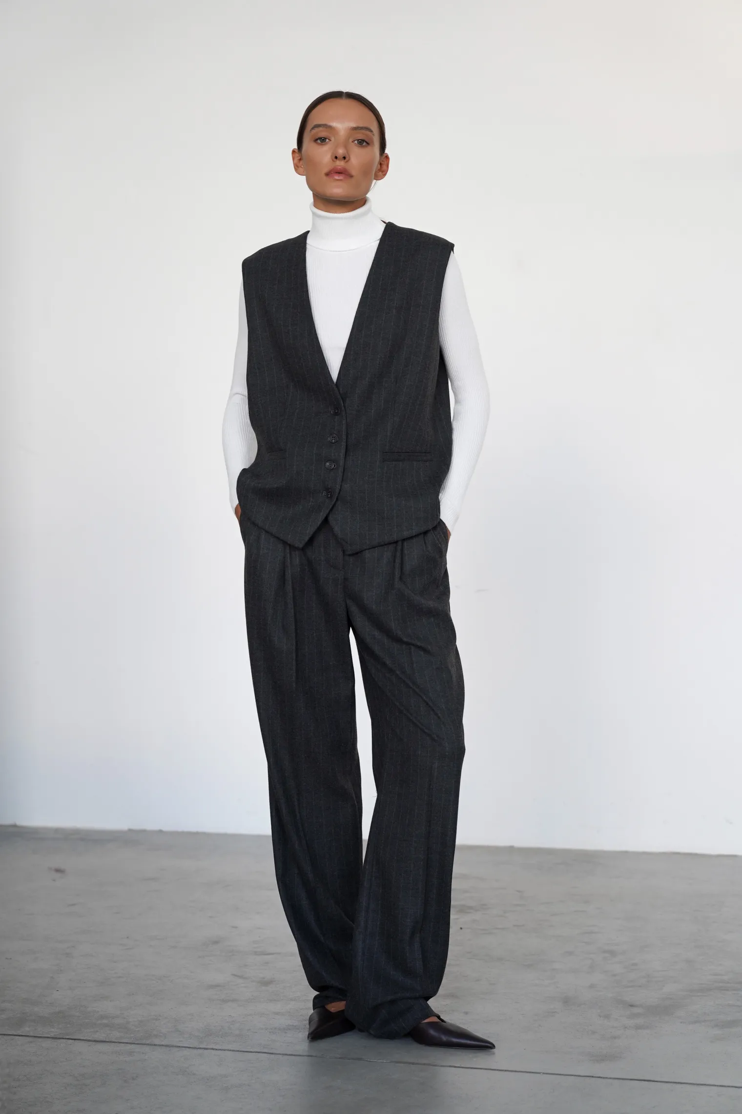 Брюки с завышенной талией прямого кроя в полоску графитового цвета фото 1