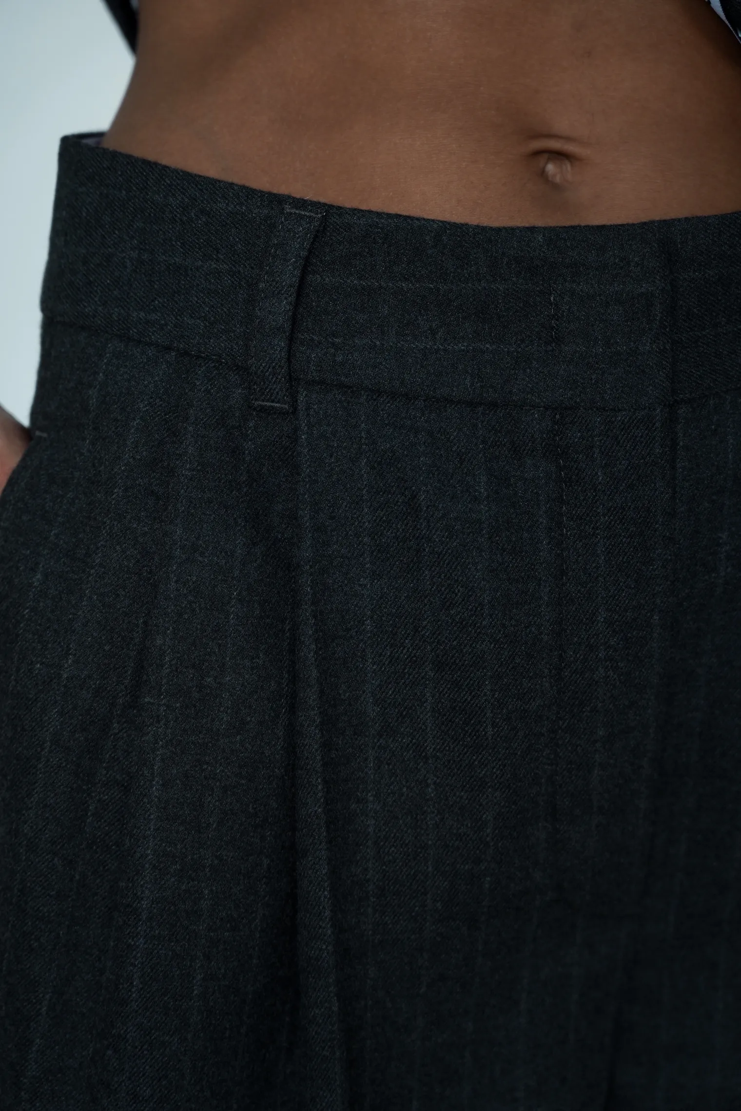 Брюки с завышенной талией прямого кроя в полоску графитового цвета фото 2