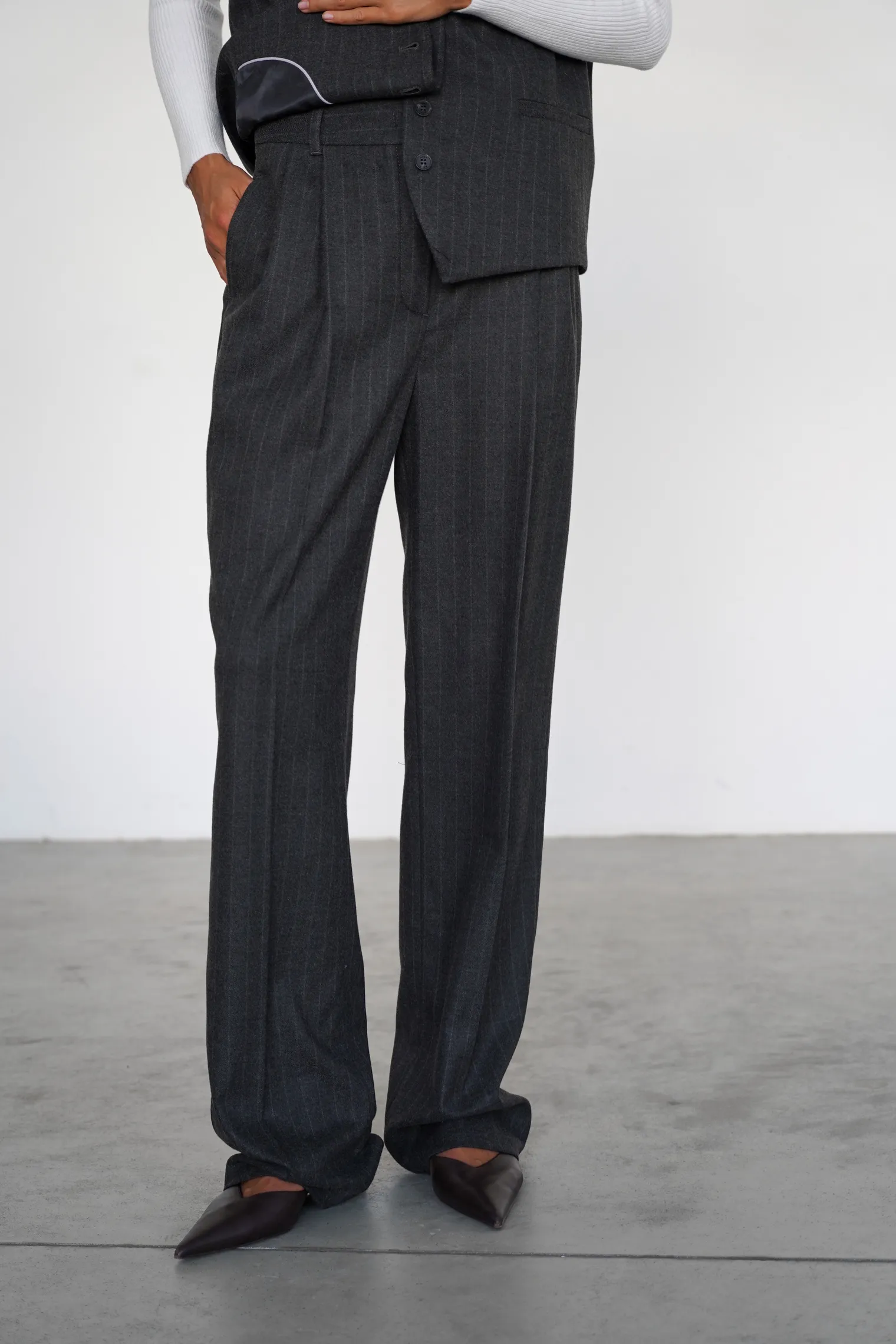 Брюки с завышенной талией прямого кроя в полоску графитового цвета фото 6