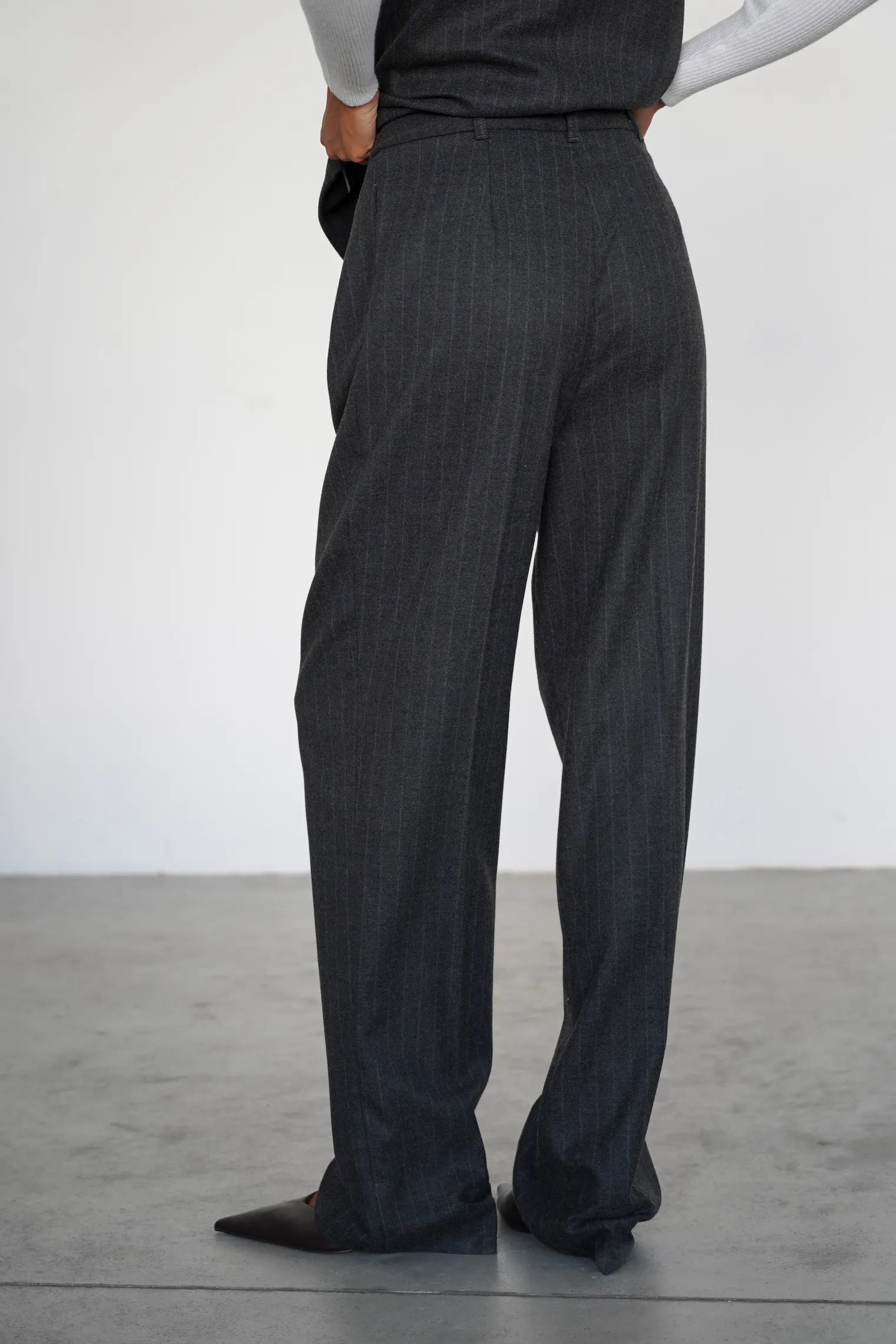 Брюки с завышенной талией прямого кроя в полоску графитового цвета фото 4