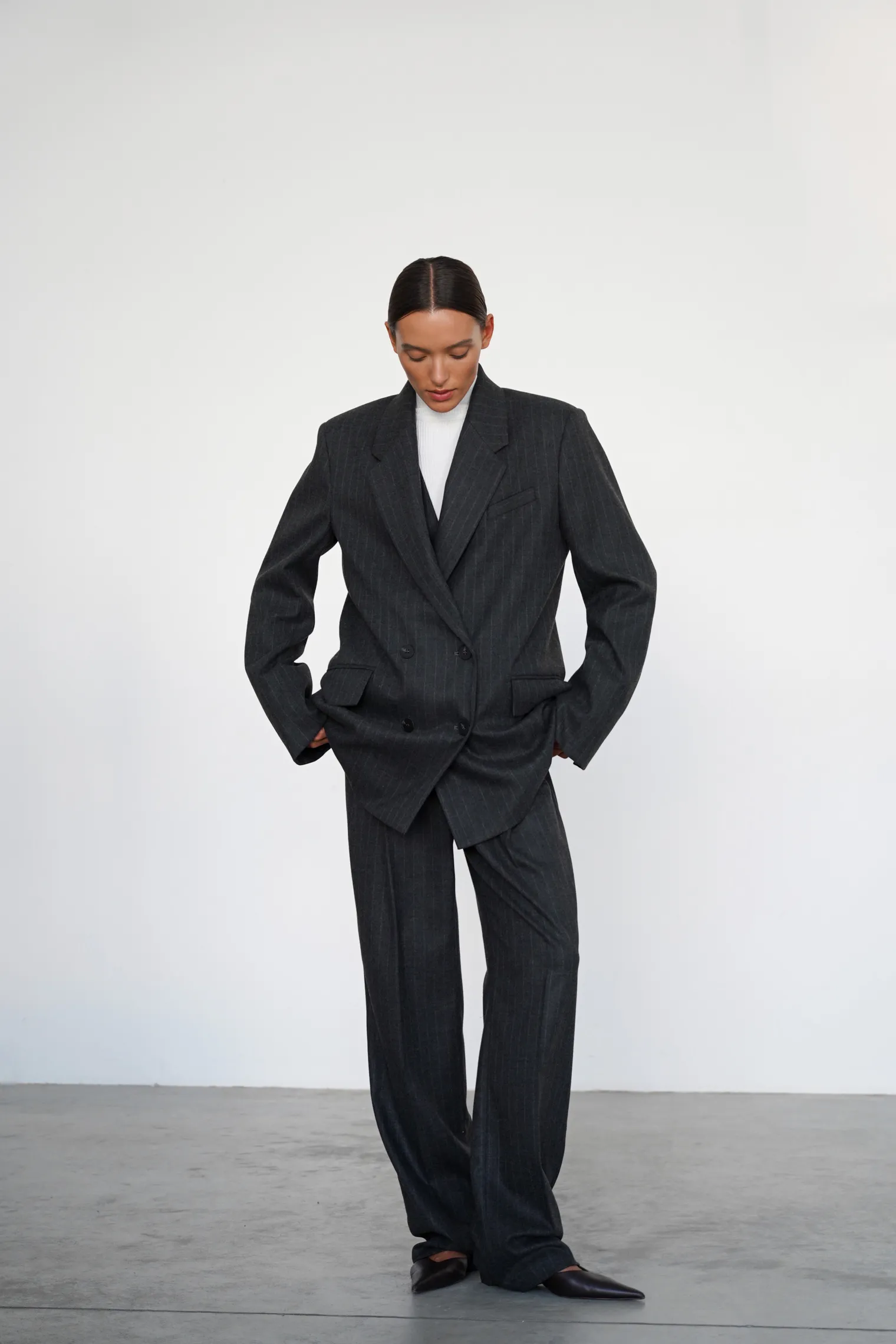 Брюки с завышенной талией прямого кроя в полоску графитового цвета фото 5