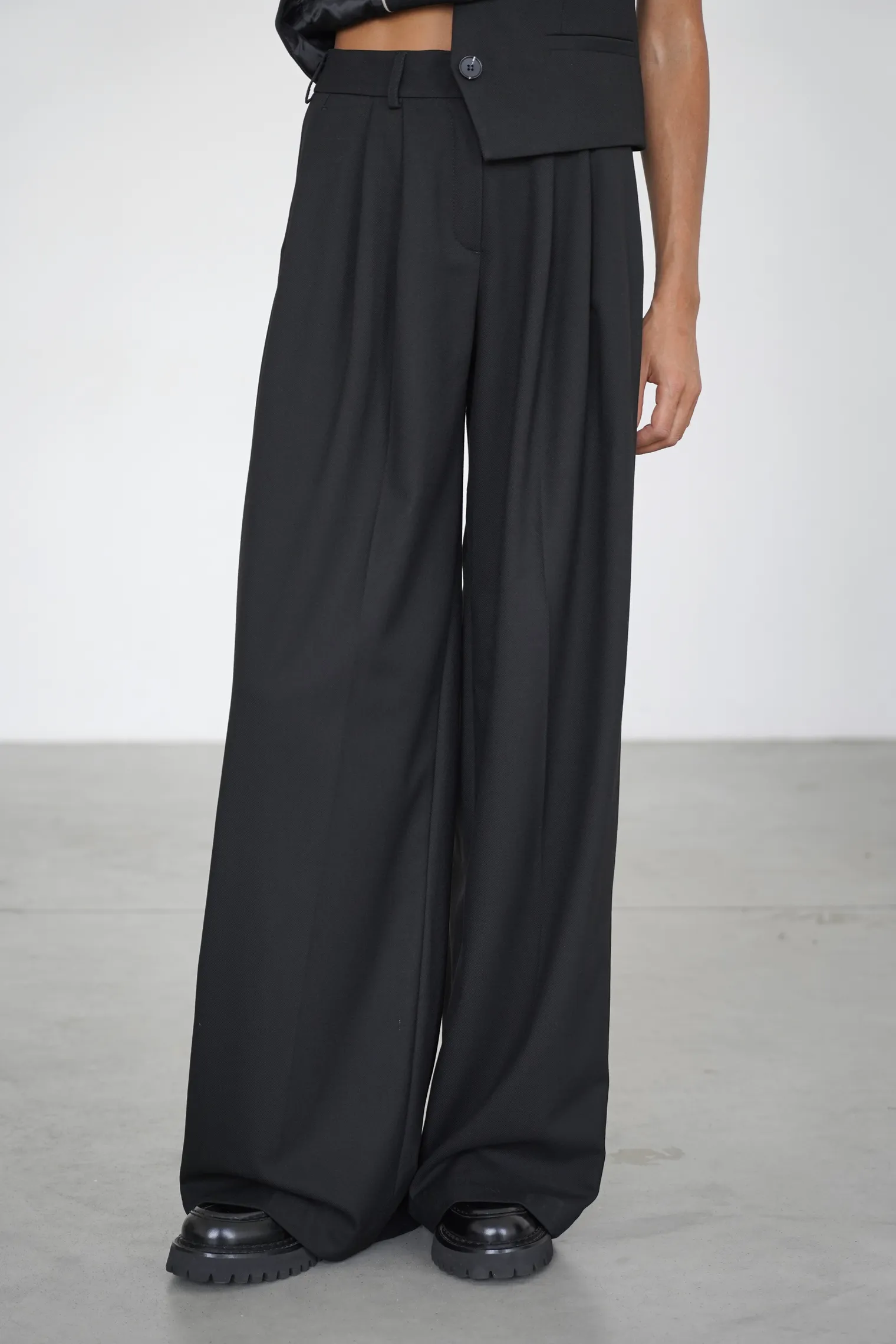 Брюки широкого кроя с завышенной талией со складками чёрного цвета фото 6