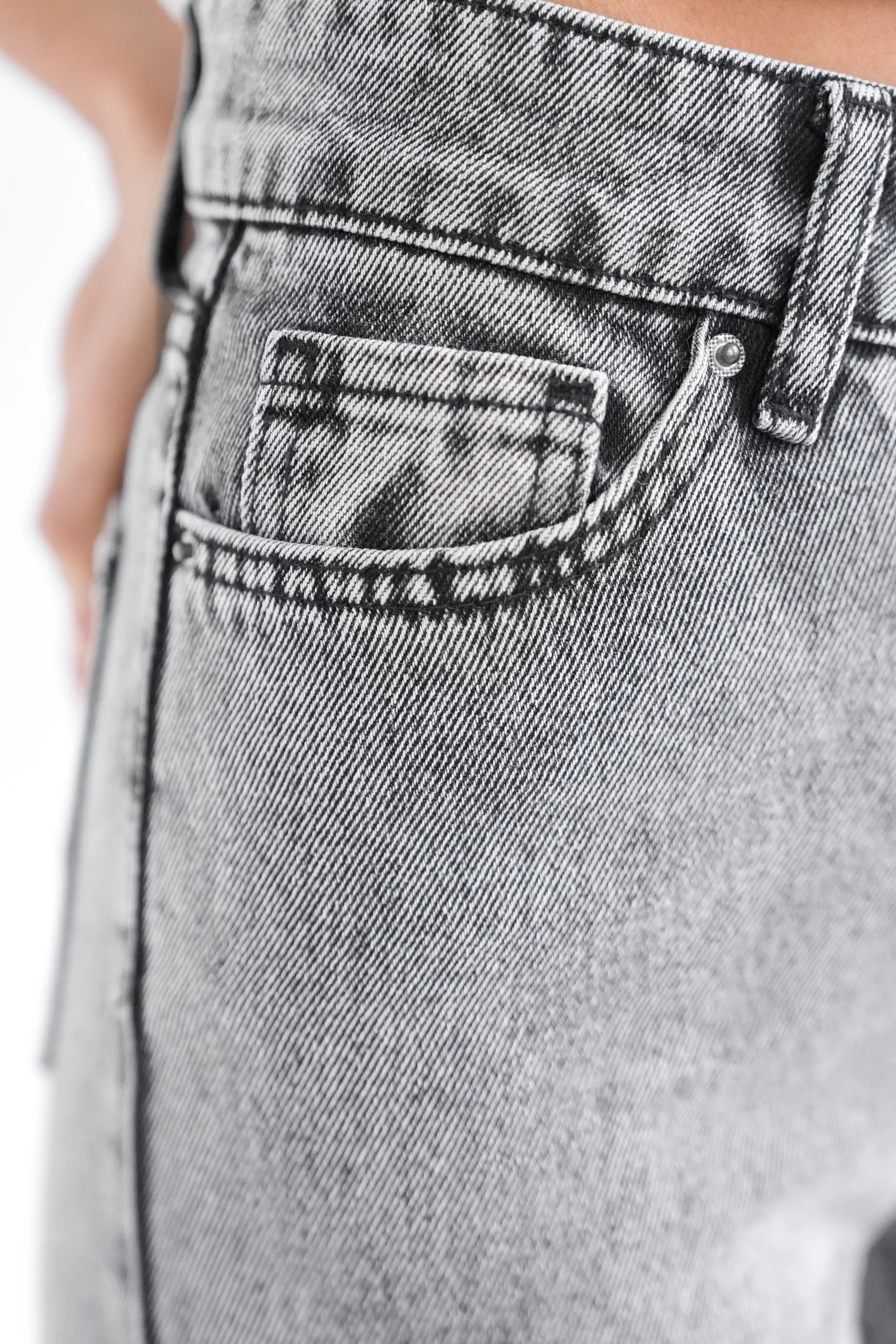 Джинсы с завышенной талией MOM-FIT серого цвета фото 2