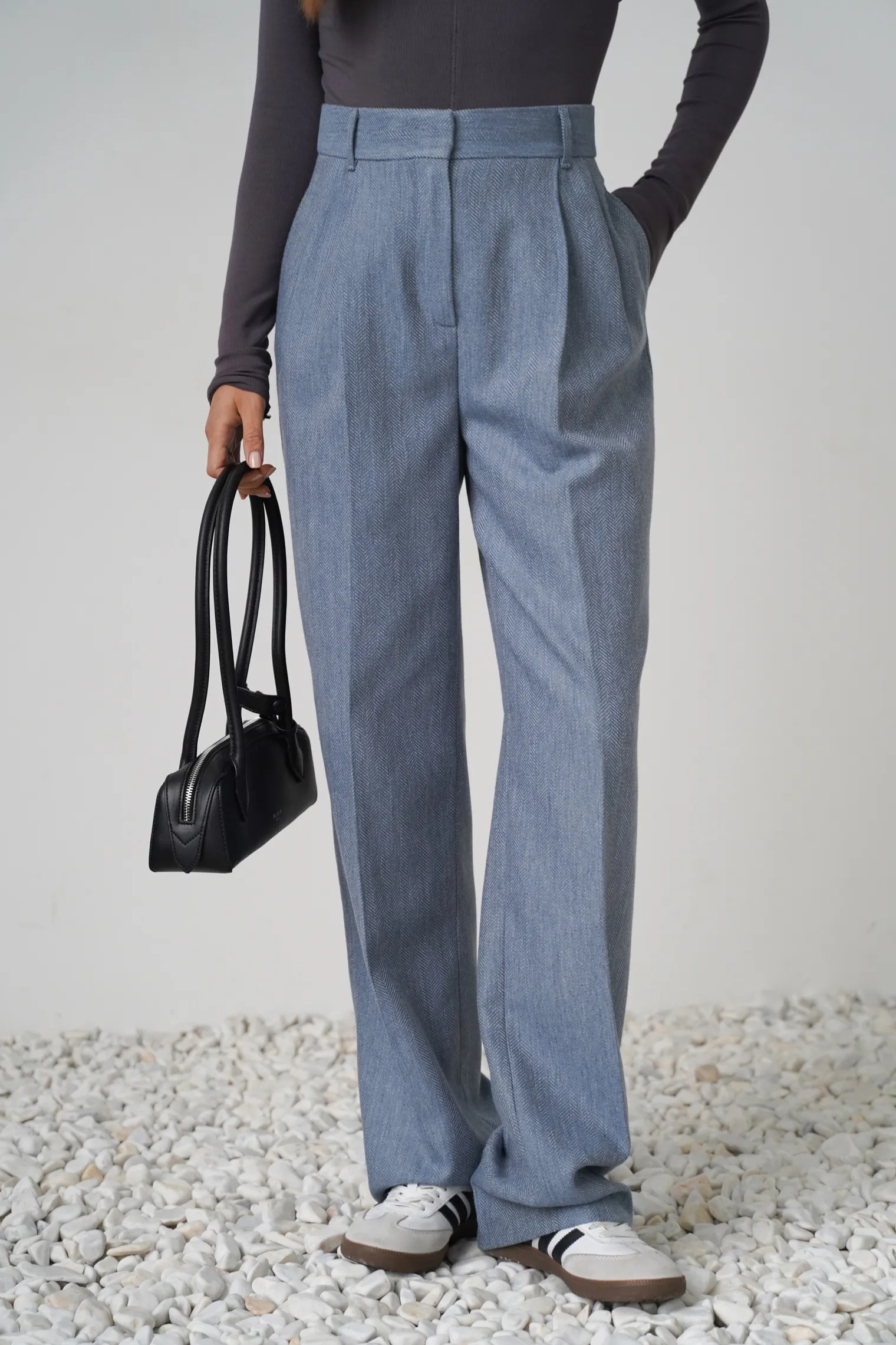 Брюки с завышенной талией прямого кроя цвета голубой/серый в ёлочку фото 1