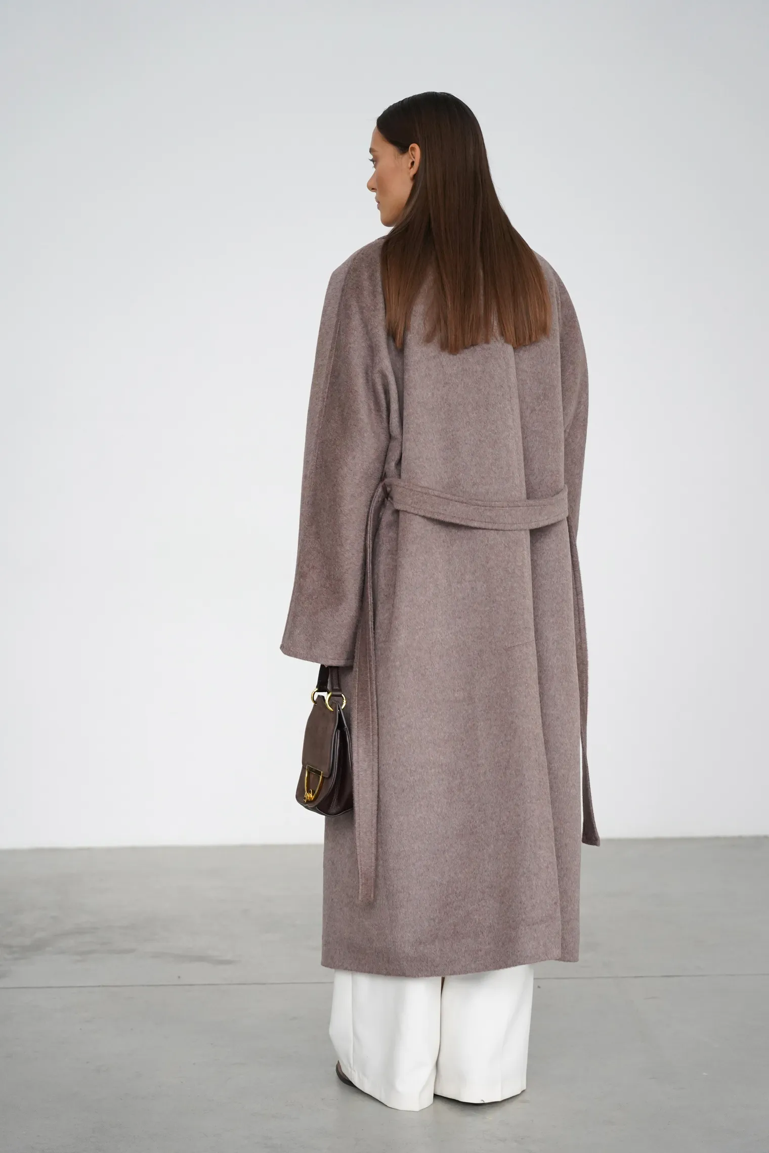 Зимнее пальто-халат с цельнокройным рукавом кофейного цвета фото 4