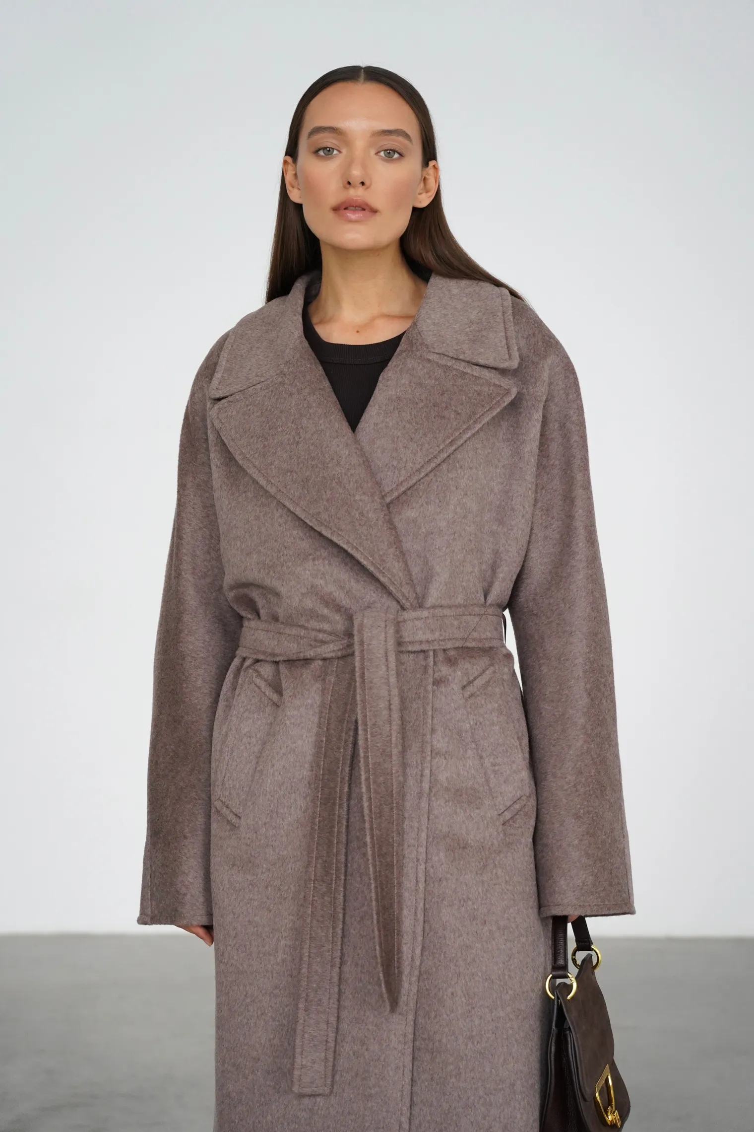 Зимнее пальто-халат с цельнокройным рукавом кофейного цвета фото 6