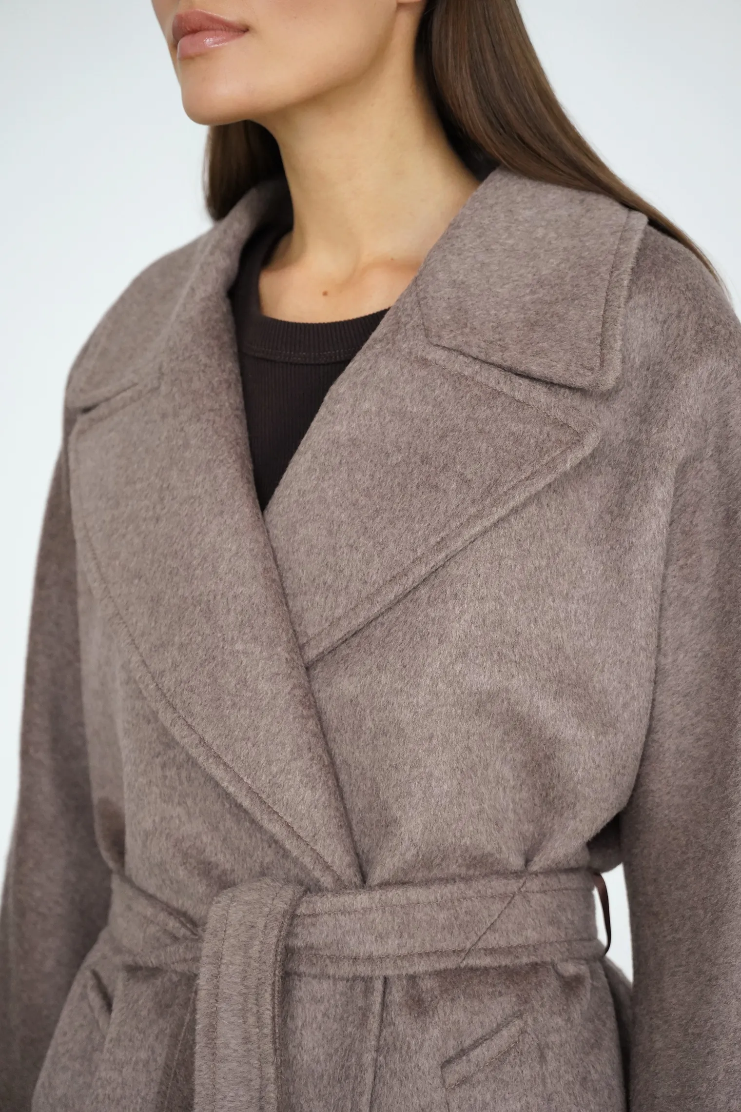 Зимнее пальто-халат с цельнокройным рукавом кофейного цвета фото 2