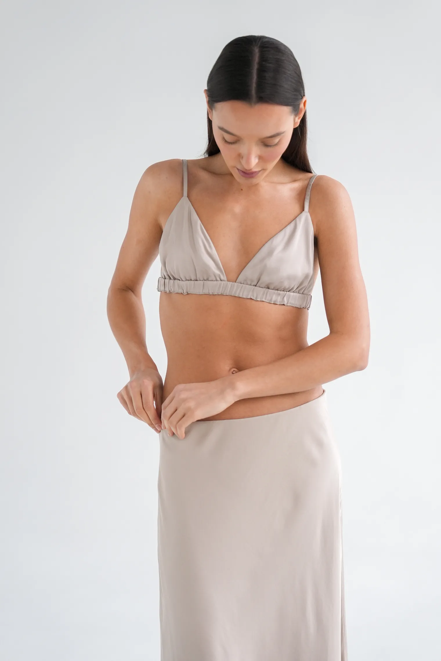 Топ укороченный на регулируемых бретелях с завязками бежевого цвета фото 6