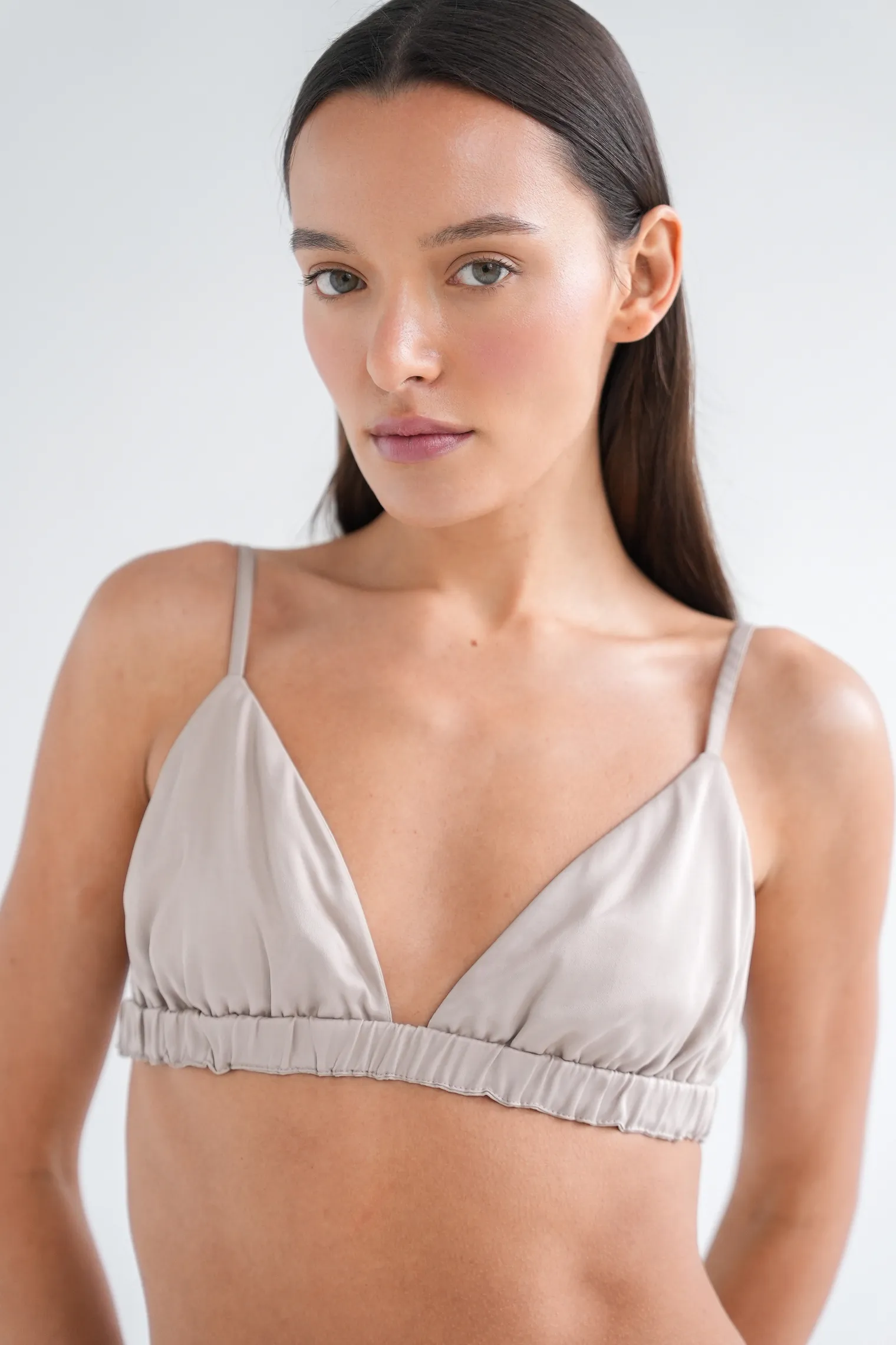 Топ укороченный на регулируемых бретелях с завязками бежевого цвета фото 2