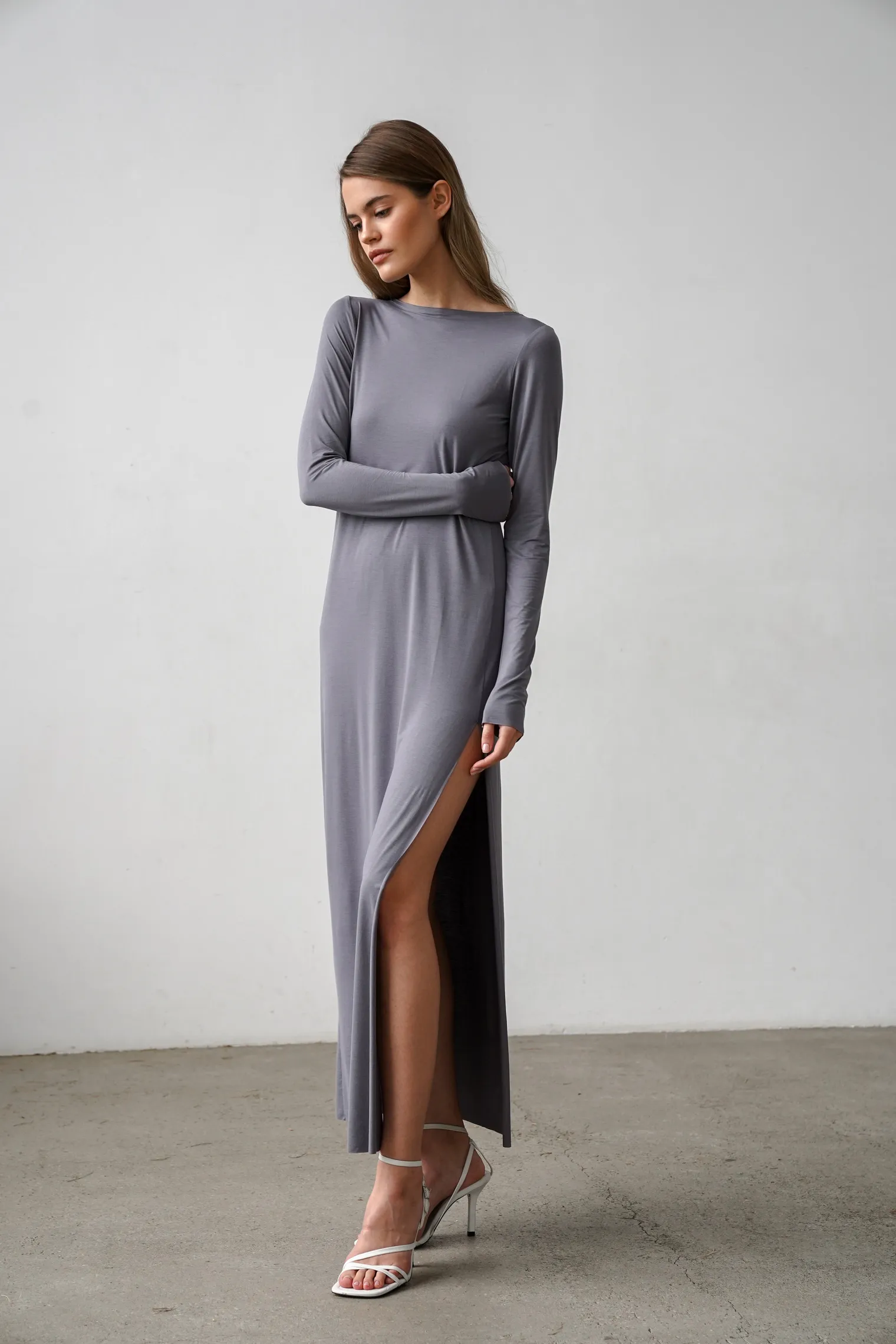 Платье макси с разрезом серого цвета фото 1