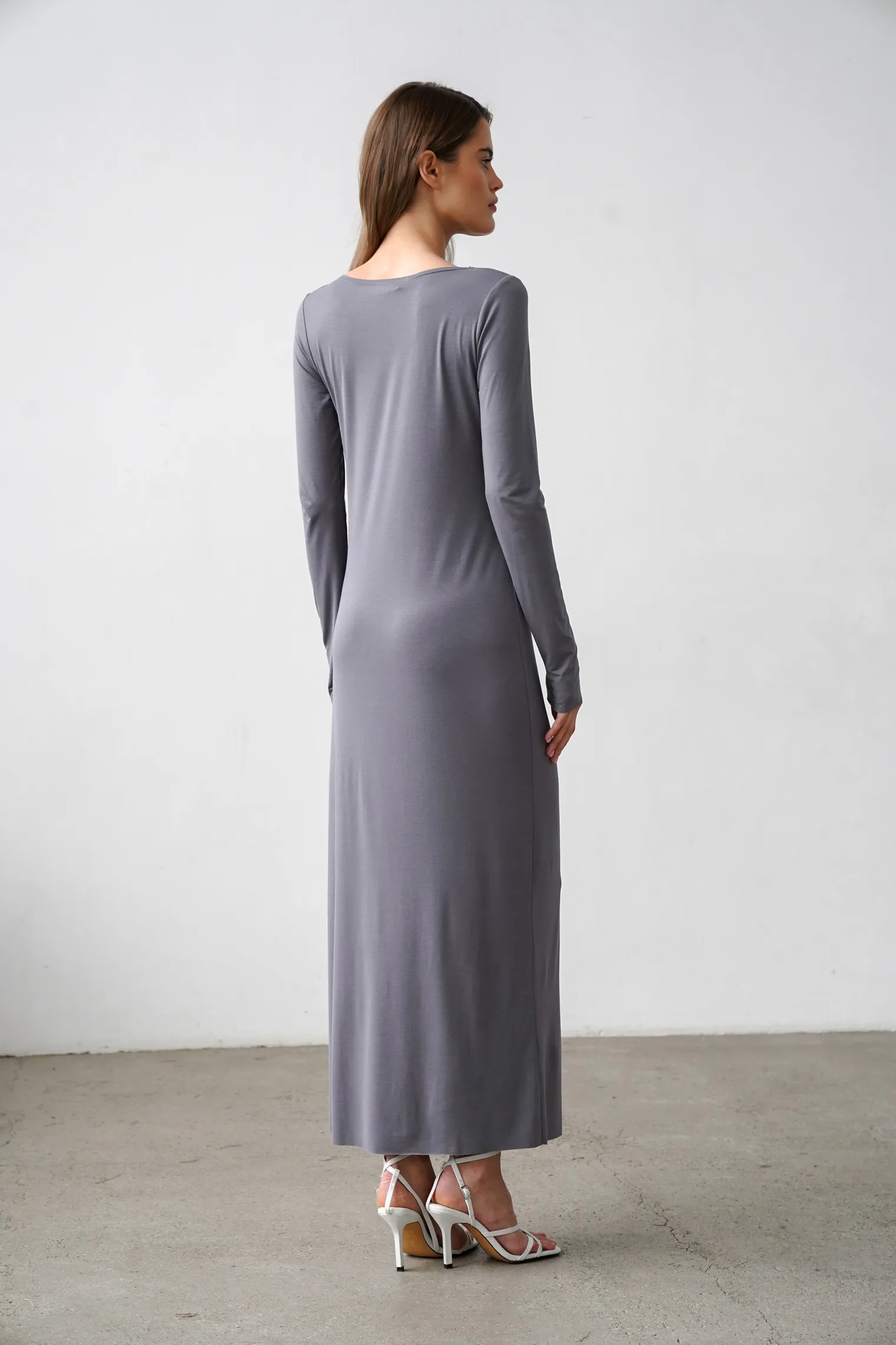 Платье макси с разрезом серого цвета фото 4